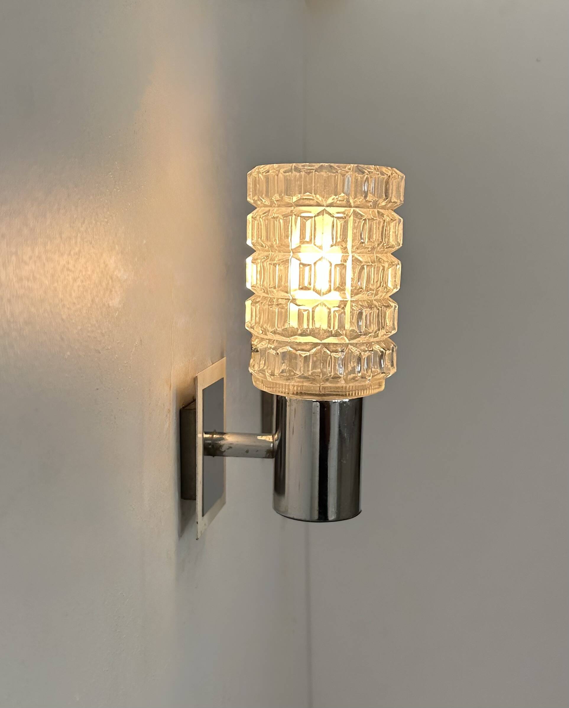 Paire d'appliques vintage, métal chromé et verre moulé pressé, Italie, 1970