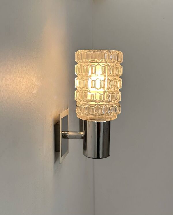 Paire d'appliques vintage, métal chromé et verre moulé pressé, Italie, 1970