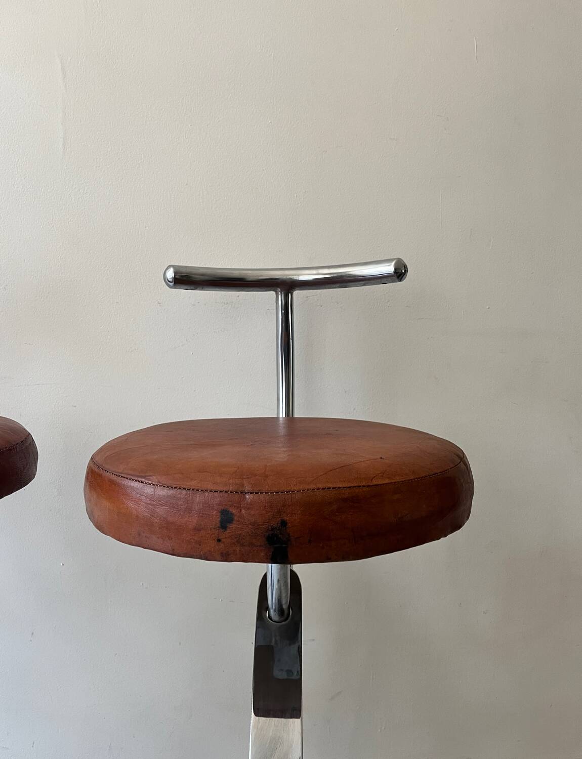 Bar stools in tubular chrome and tan leather, 1970s