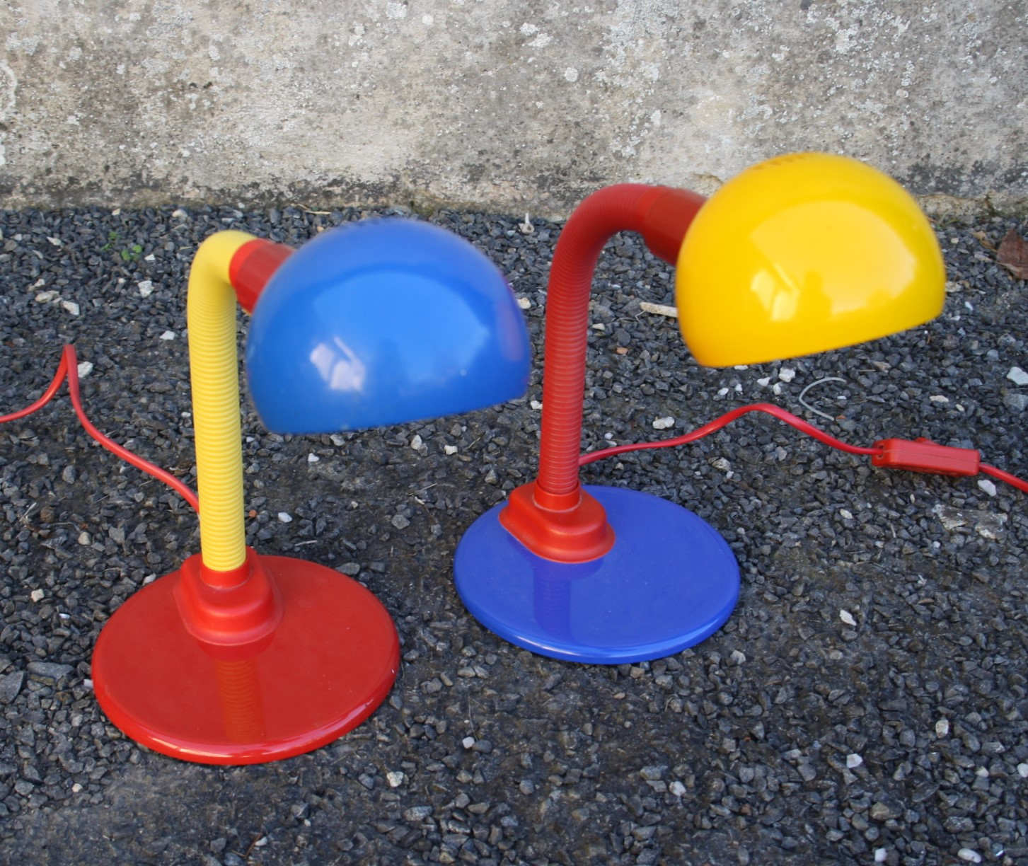 Deux lampes de bureau des années 80/90 en couleurs primaires