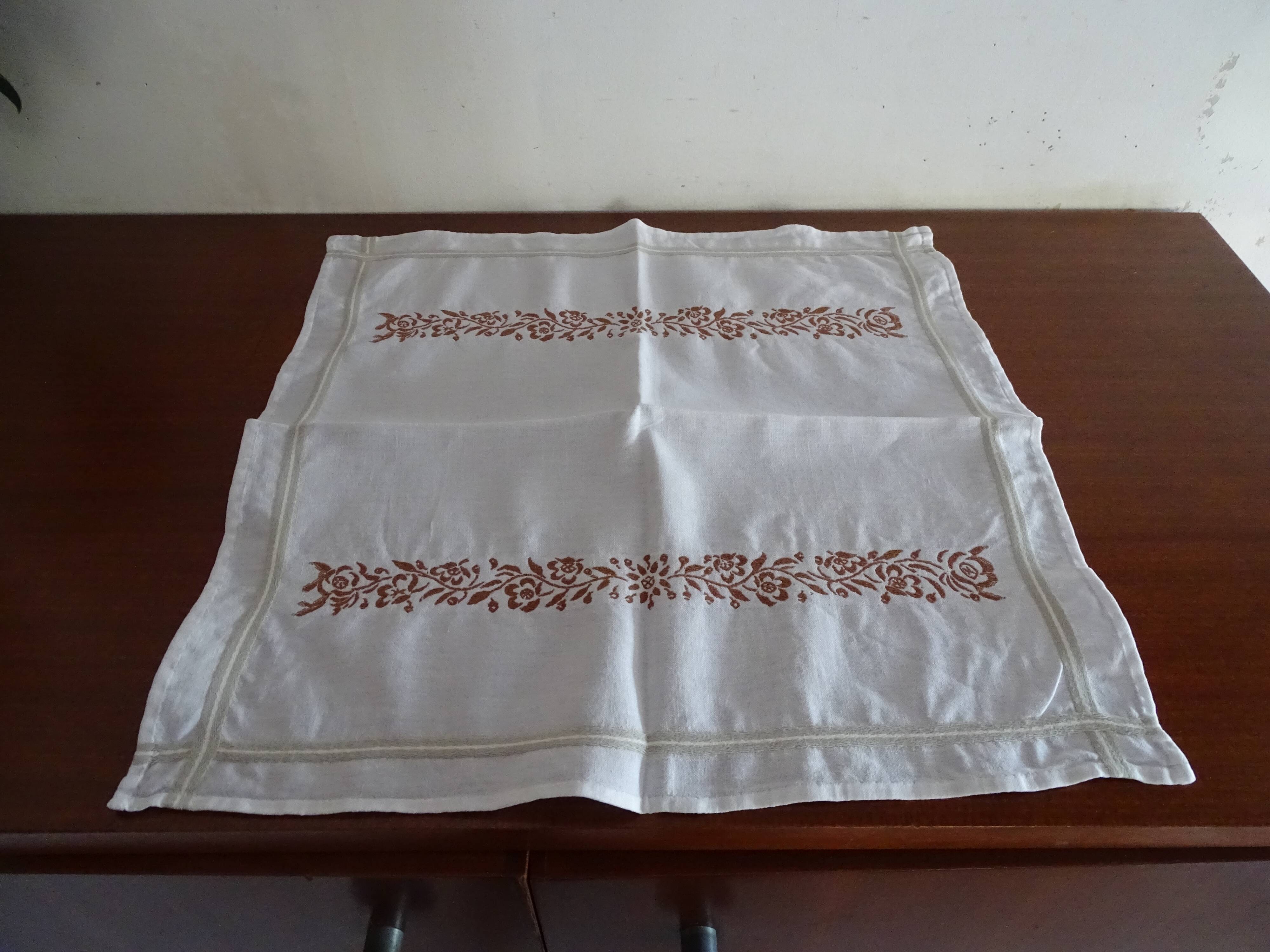 Tablecloth and 10 napkins with bedding