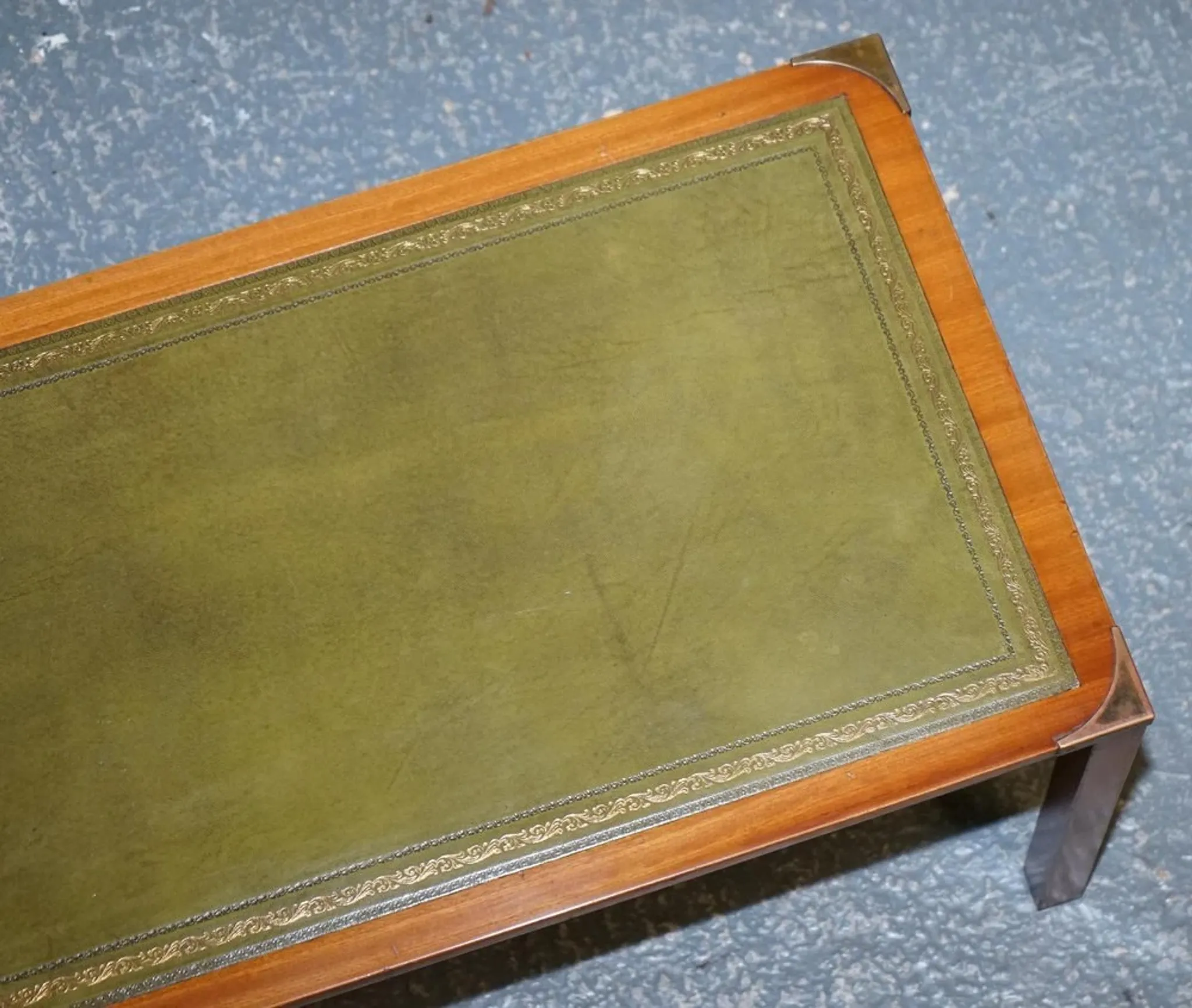 Table Basse Bevan Funnell avec Plateau en Cuir Vert