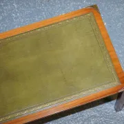 Table Basse Bevan Funnell avec Plateau en Cuir Vert