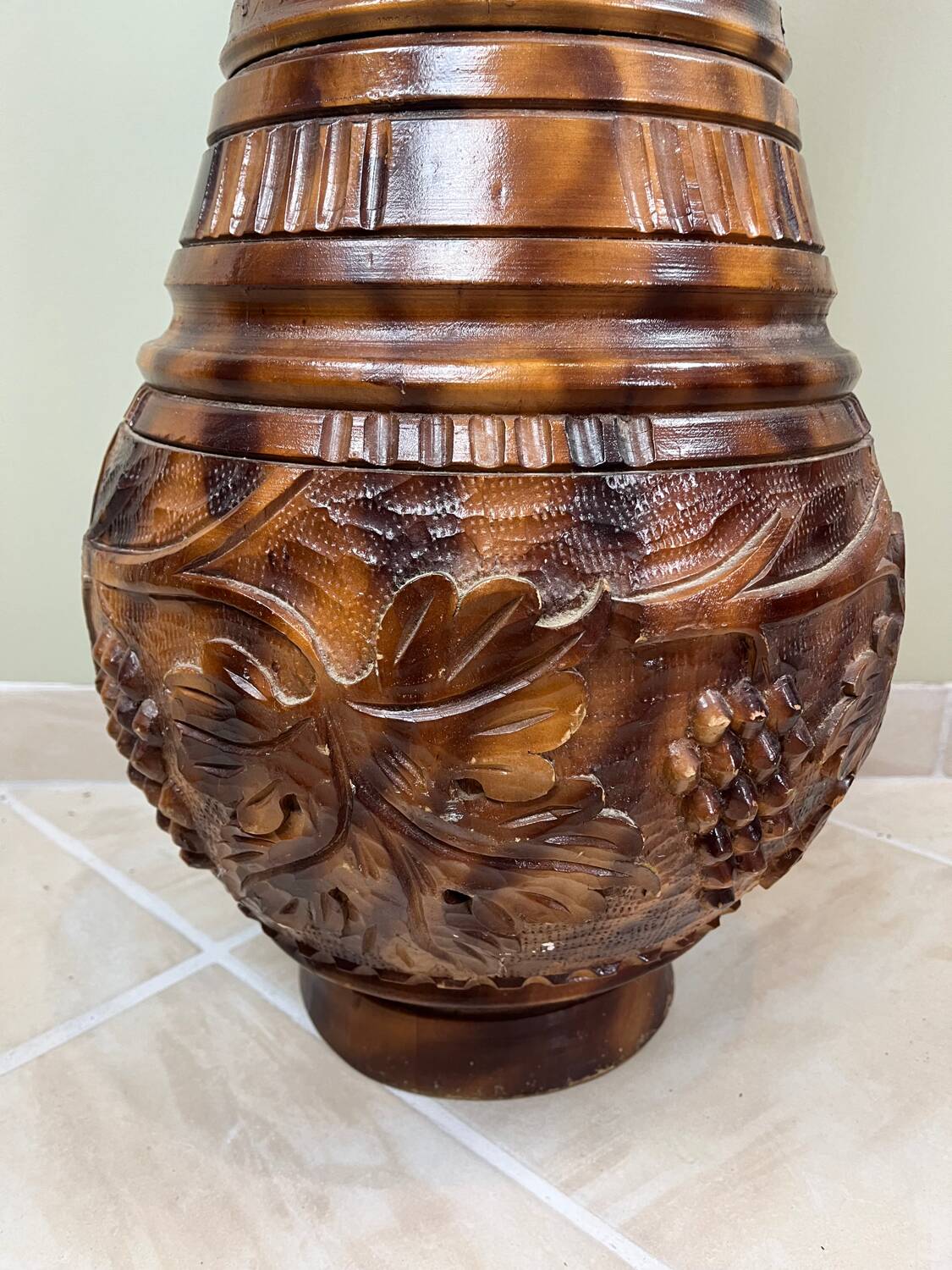 Important carved wooden jar