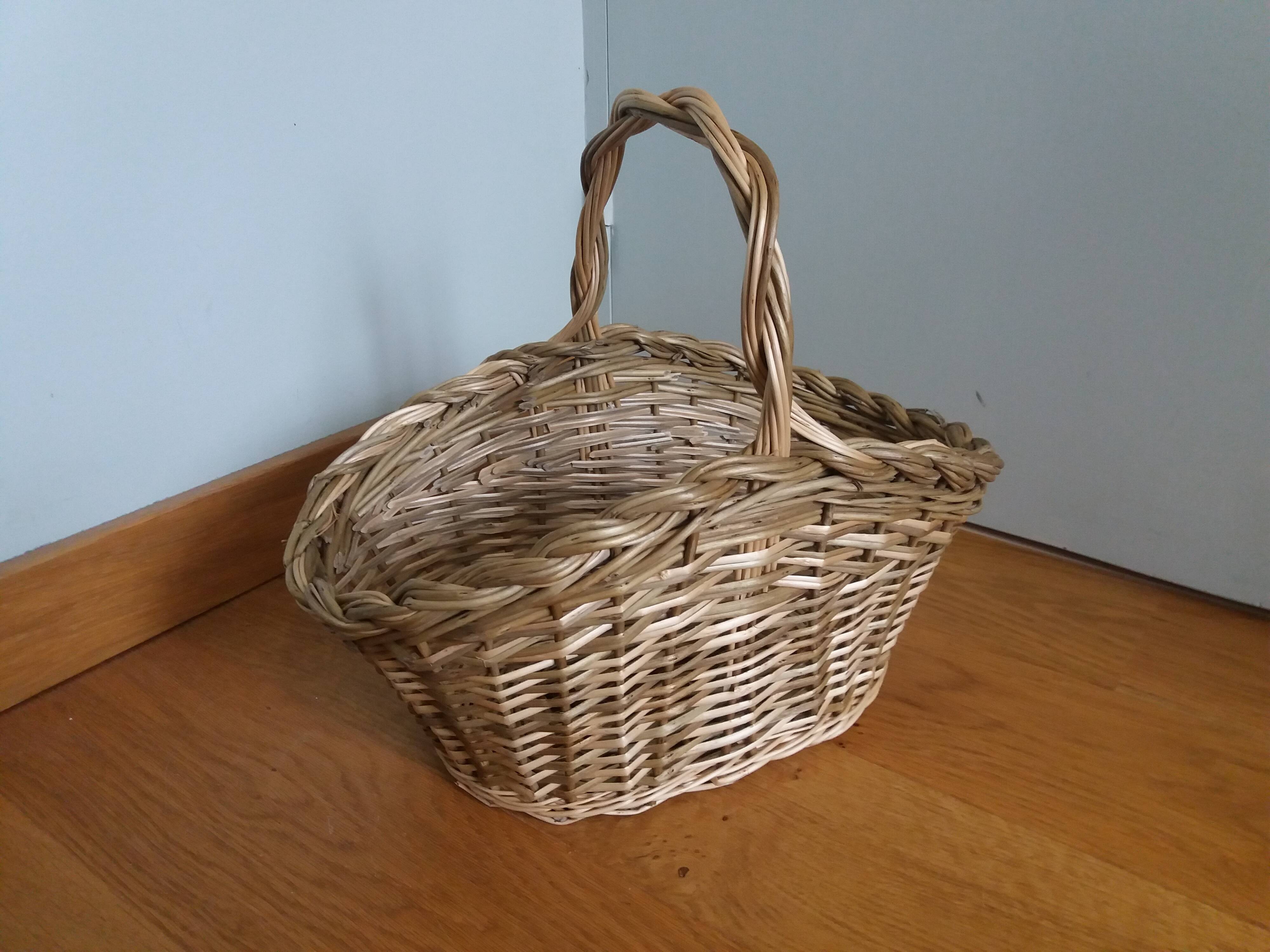 Basket with wicker basket handle