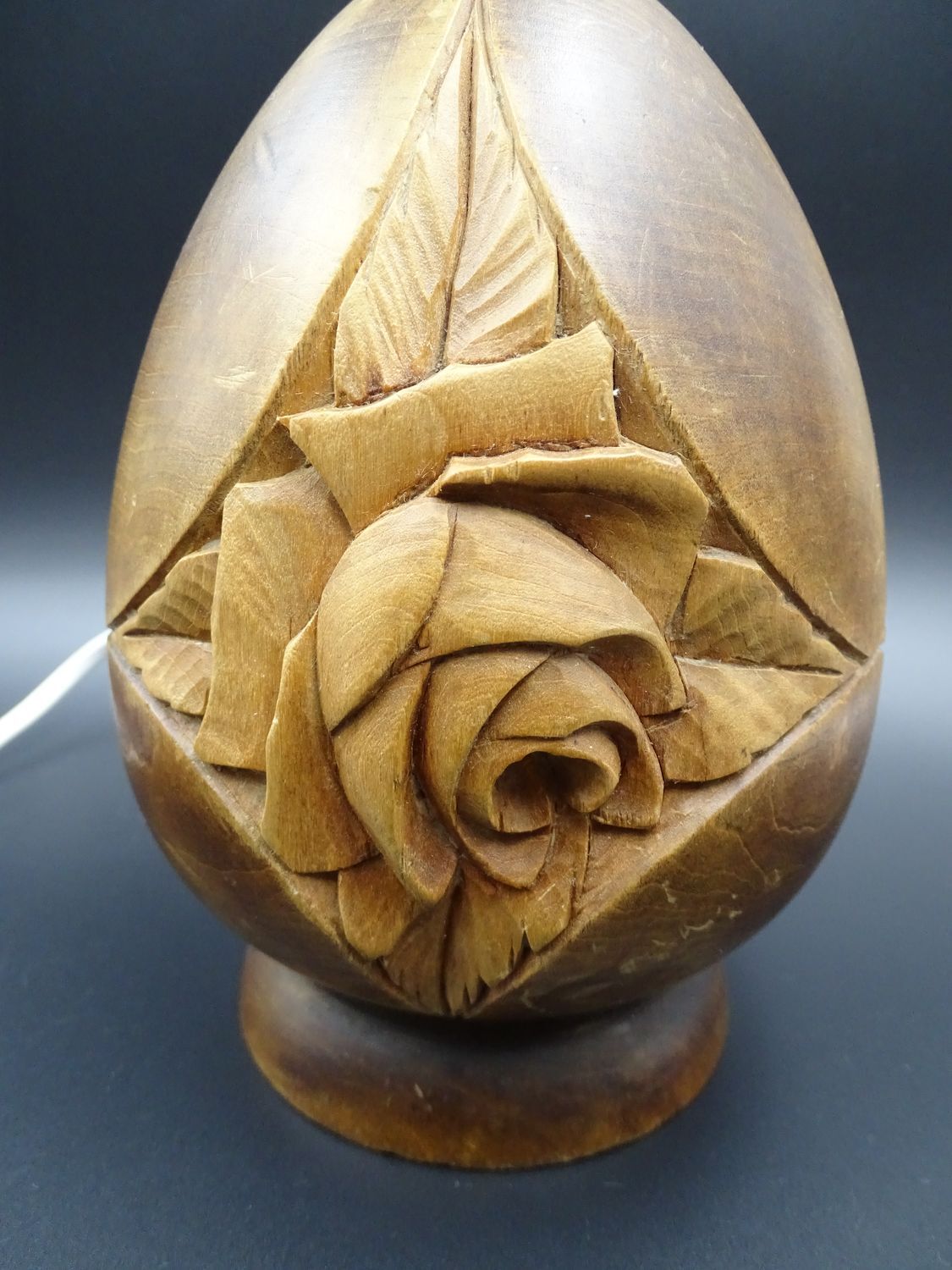 Pied de lampe en bois des années 1940-1950 - Décor Art Déco de roses - Système électrique neuf