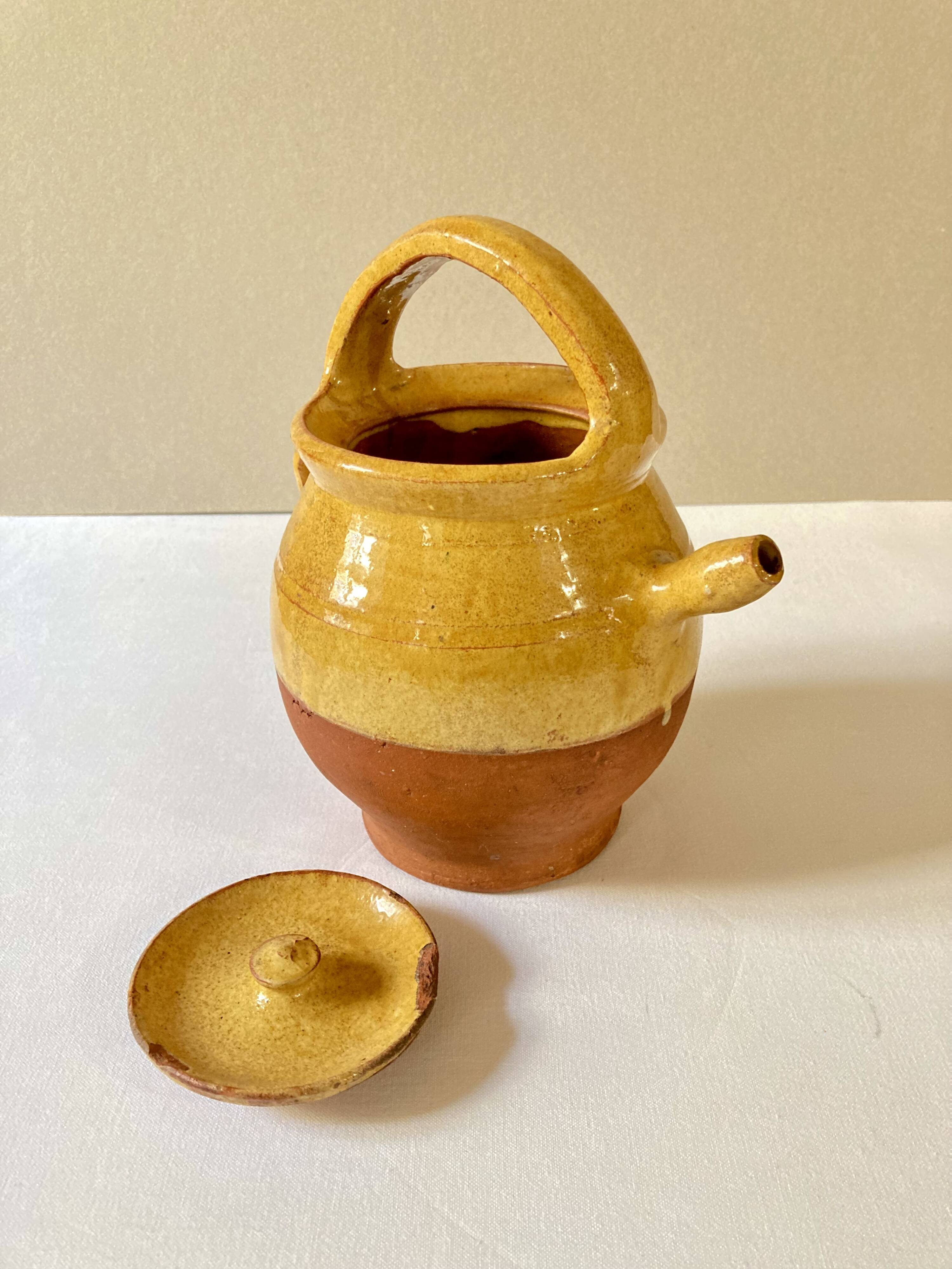 Cruche ou chevrette en grès vernissé jaune