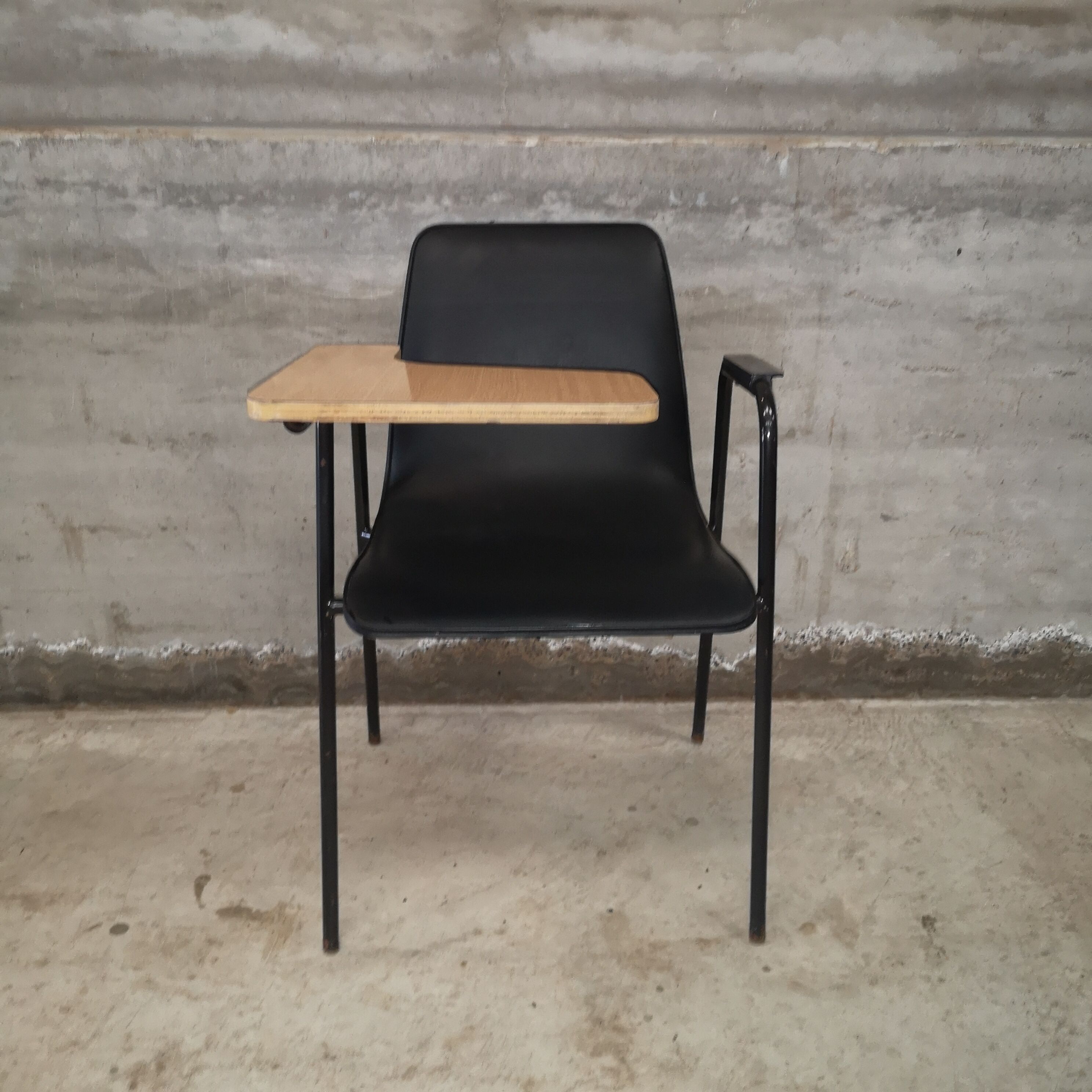 Chaise d'école vintage 1950 à tablette écritoire – Style Prouvé / Hitier