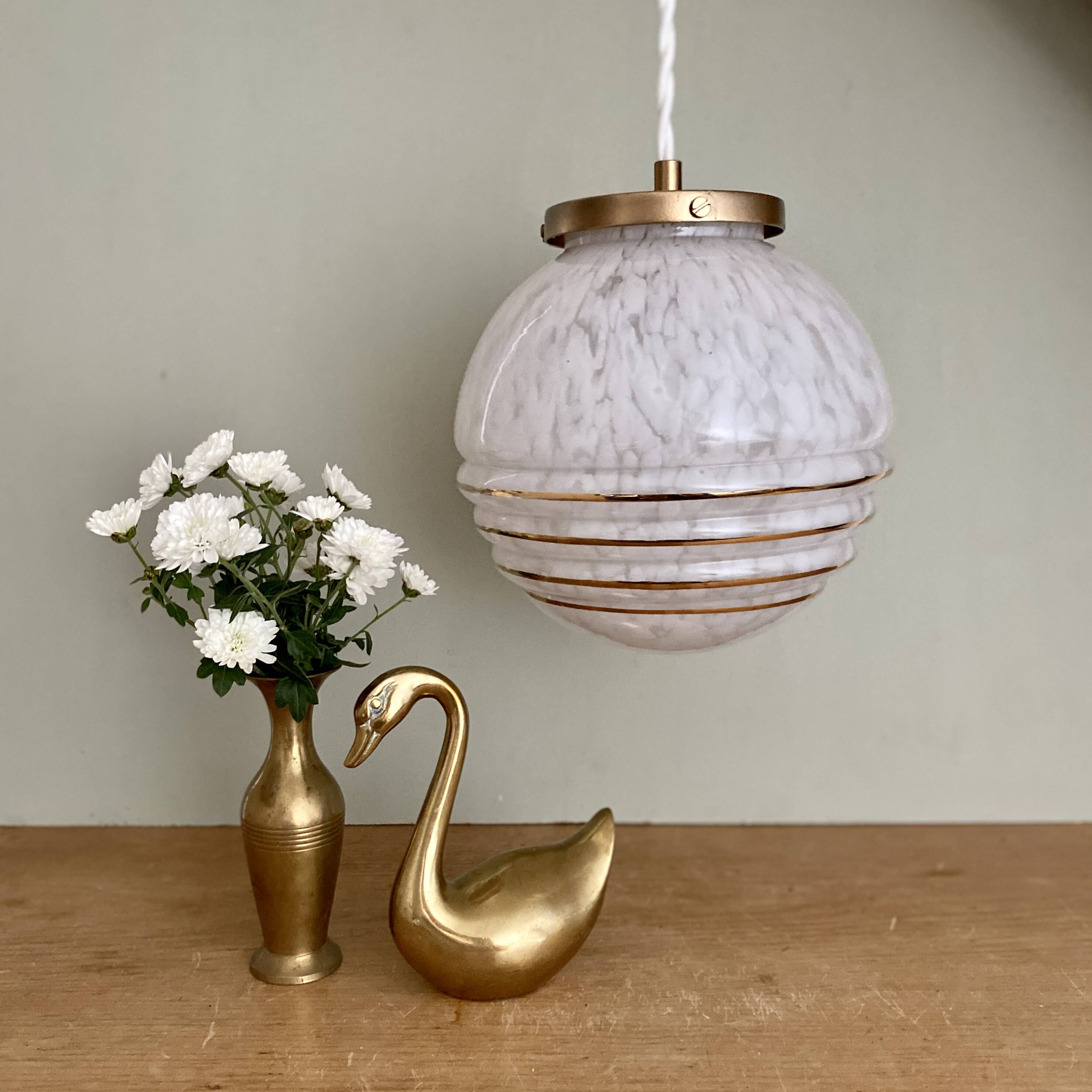 Suspension globe vintage en verre de clichy blanc et or