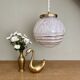 Suspension globe vintage en verre de clichy blanc et or