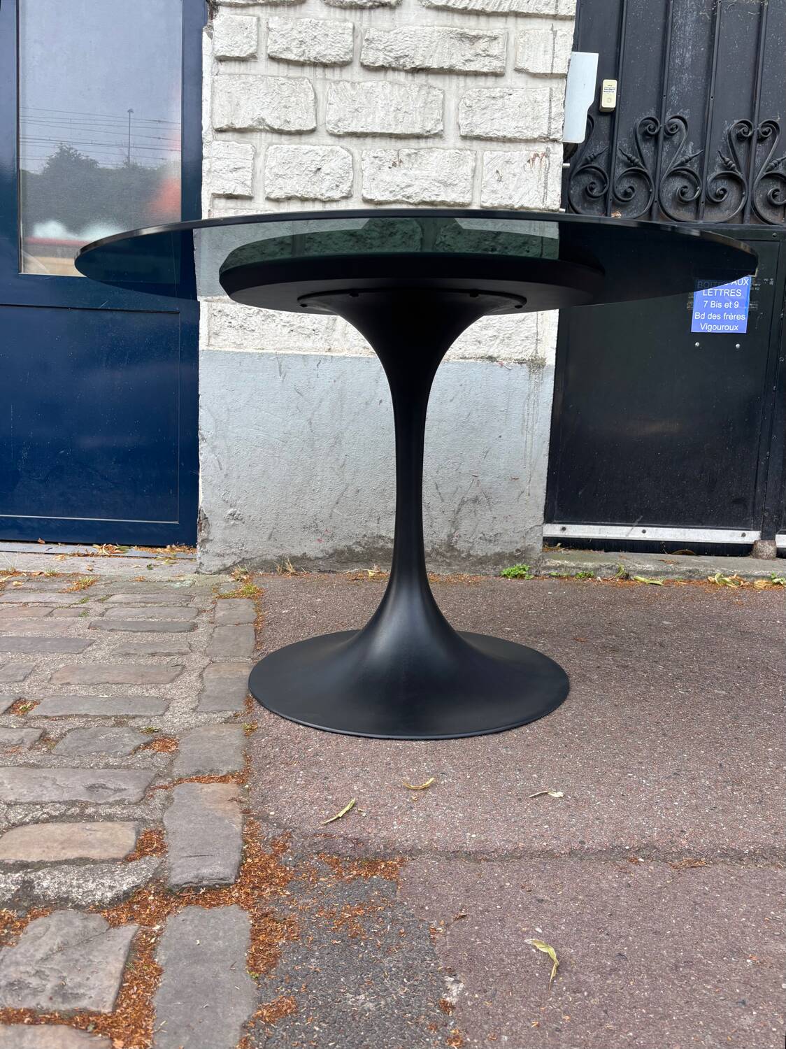 Round table with tulip base