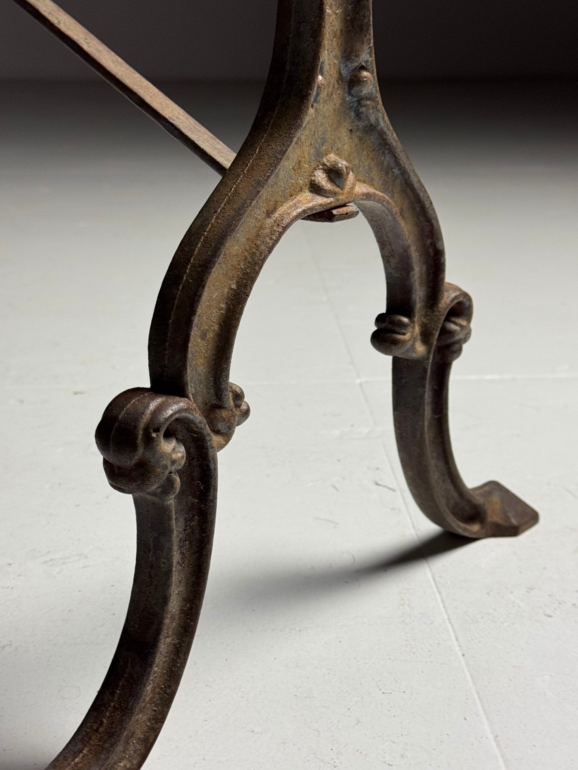 Table d'appoint en mosaïque et fonte