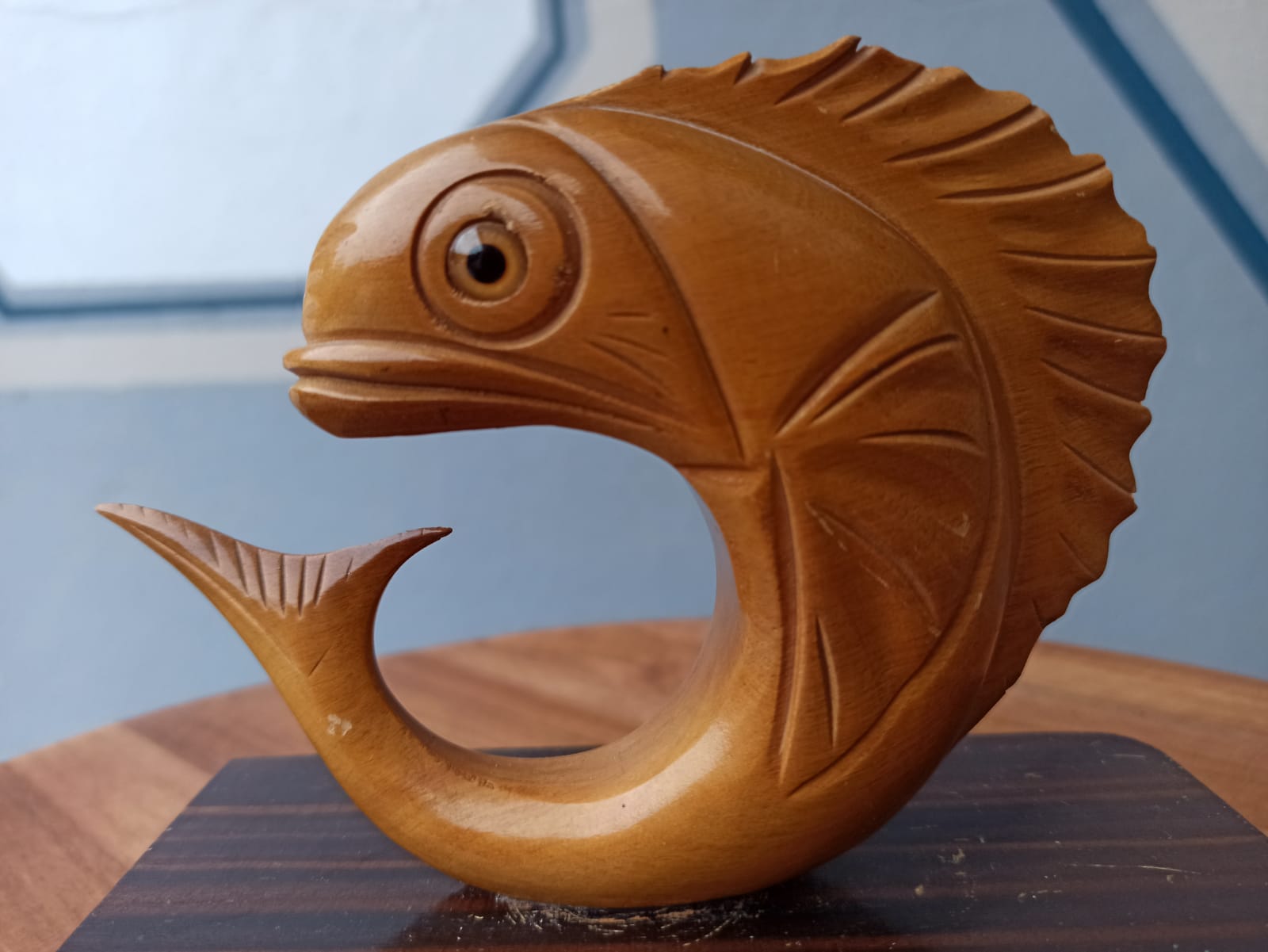 Paire de serre livres en bois sculpté