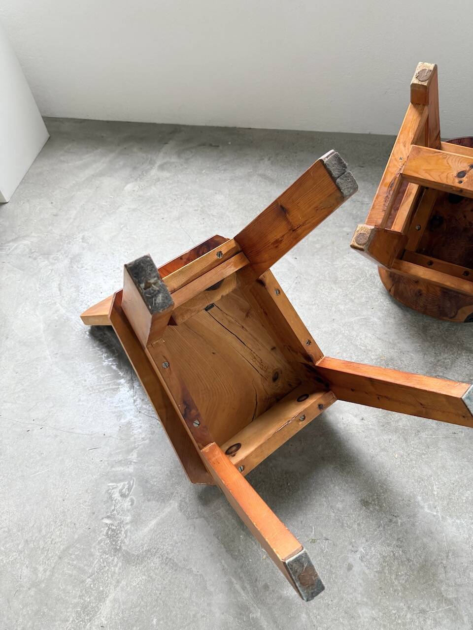 Paire de chaises brutalistes savoyardes en pin