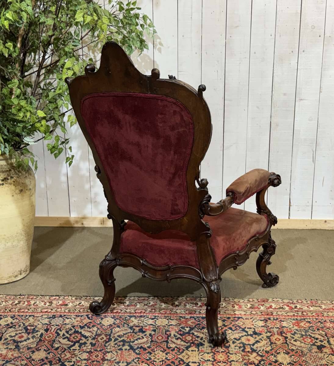 Fauteuil en acajou 19ème richement sculpté de style baroque