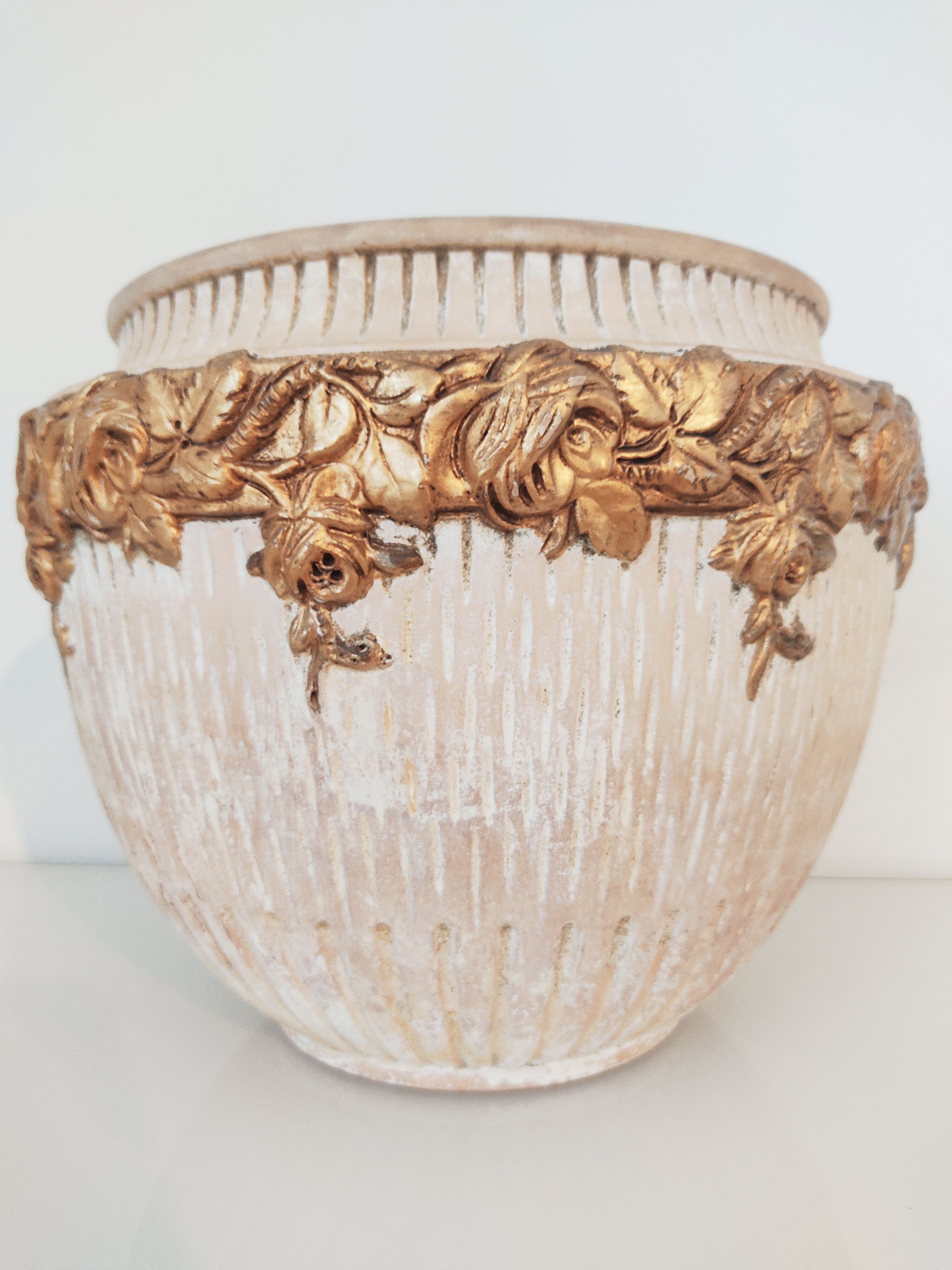 Terracotta pot cache golden flowers