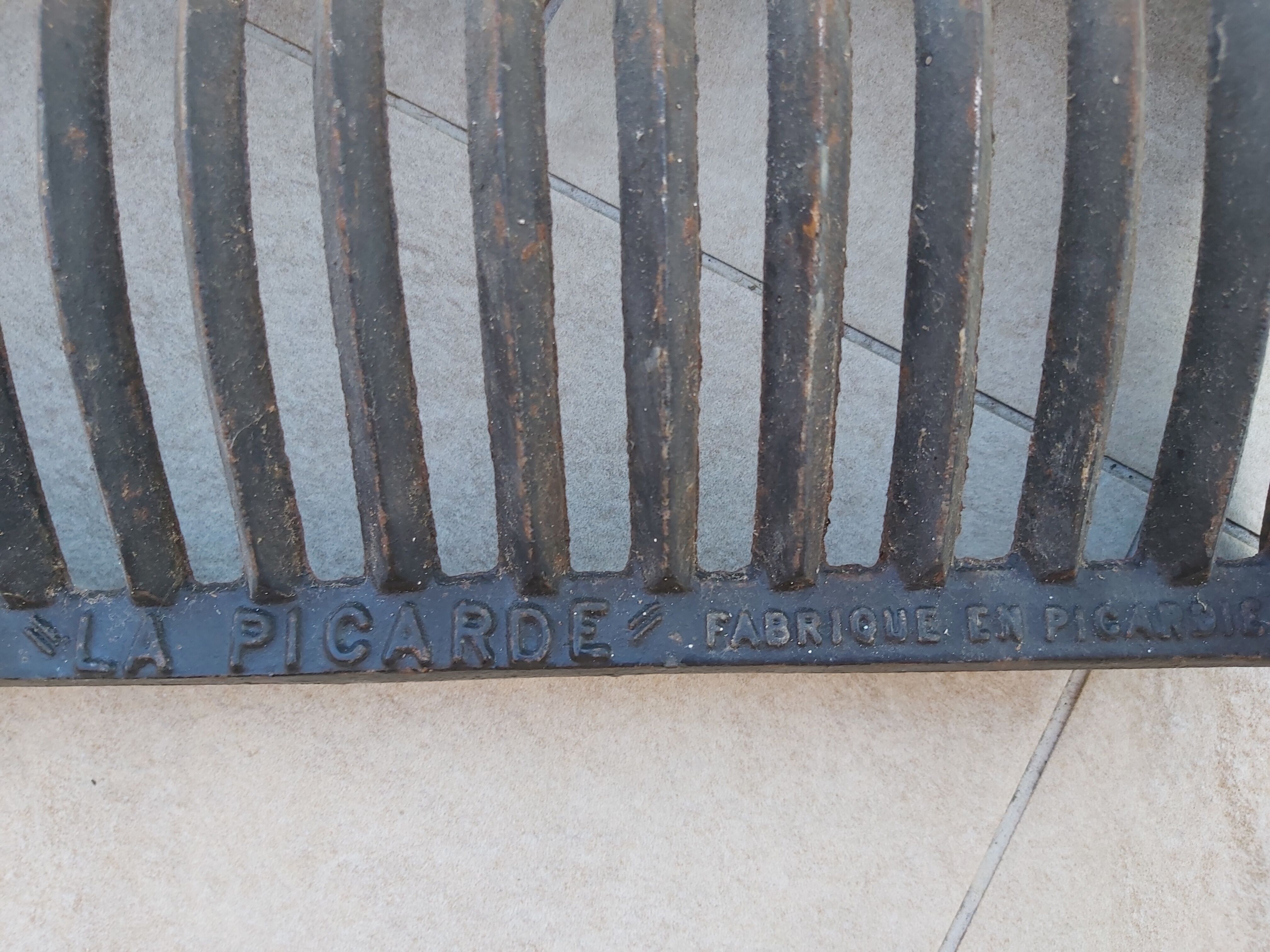 Cast iron log holder La Picarde