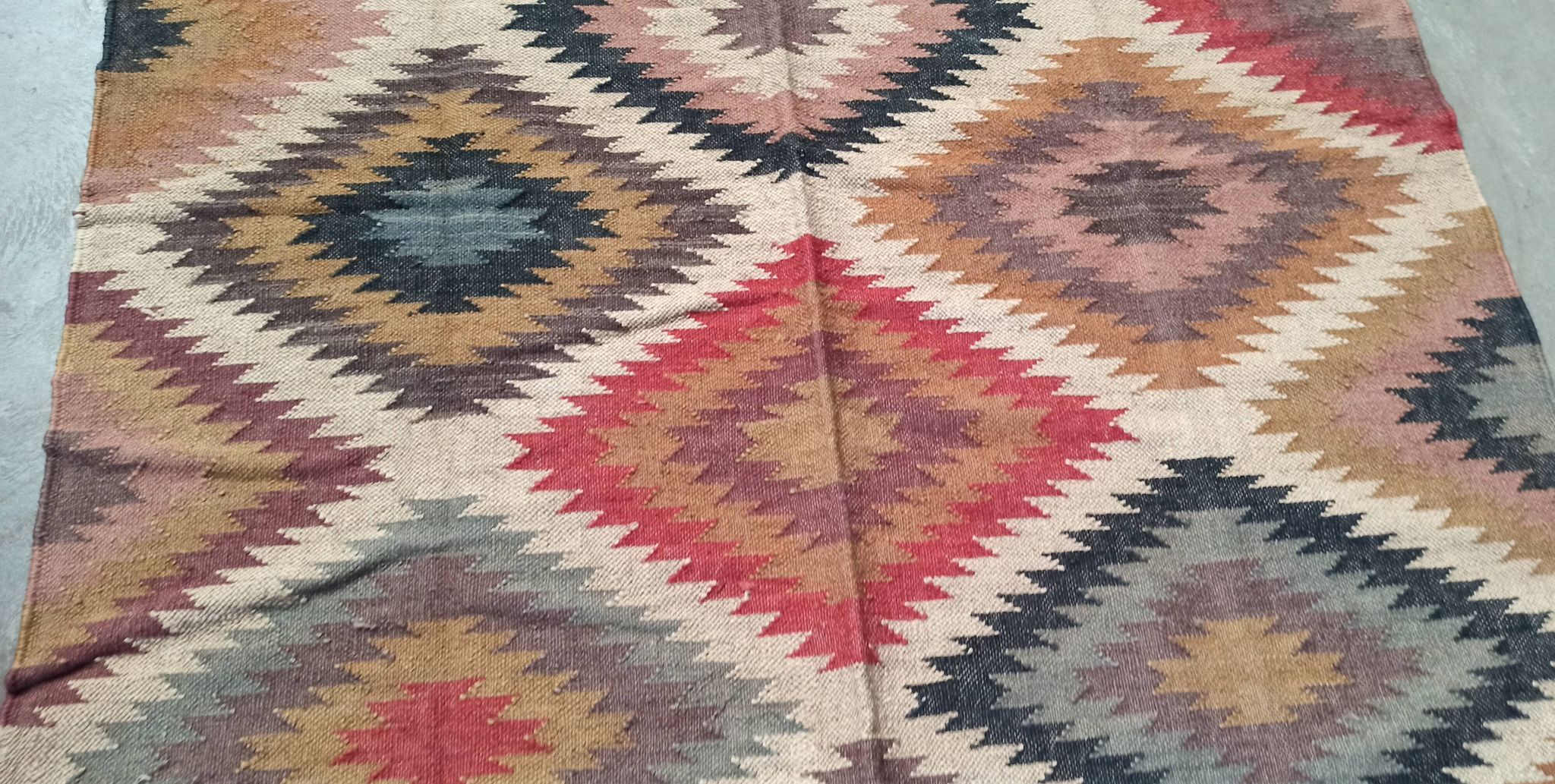 Tapis kilim en toile de jute et coton. 155cm x 270cm