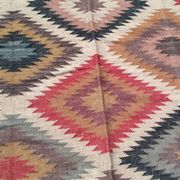 Tapis kilim en toile de jute et coton. 155cm x 270cm