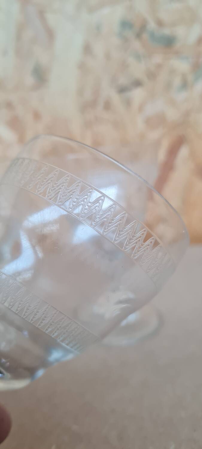 Service of 9 wine glasses in chiseled crystal