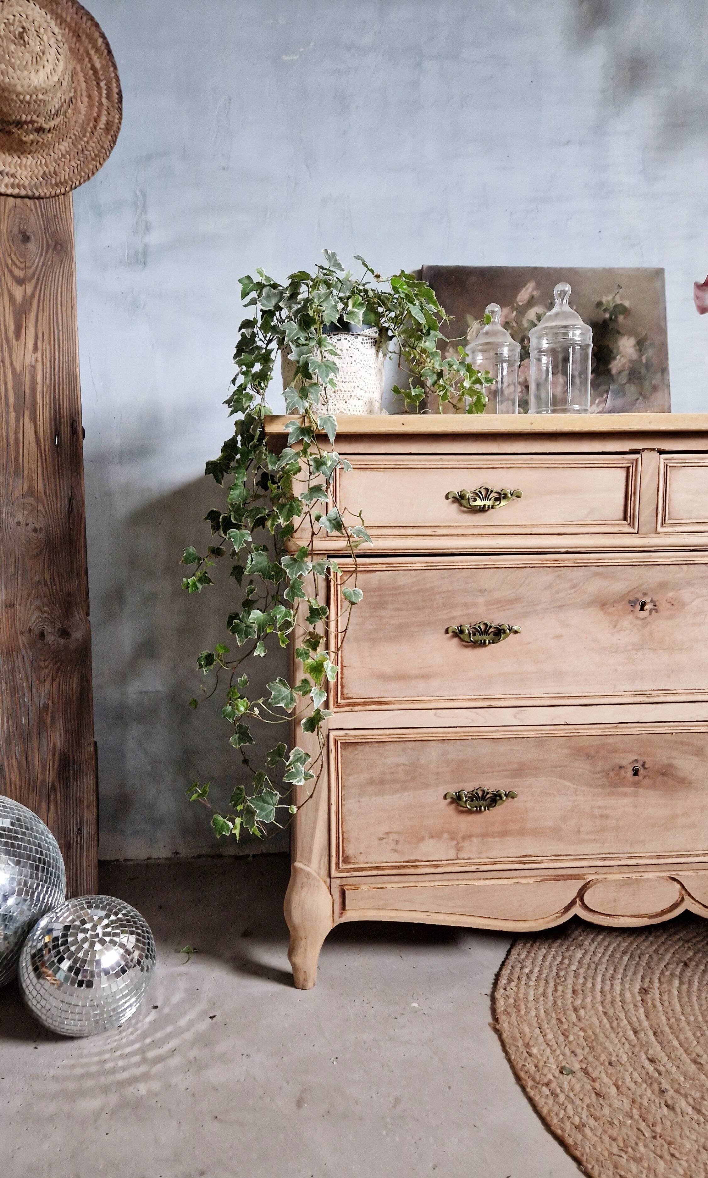 Pretty and old Louis XV chest of drawers