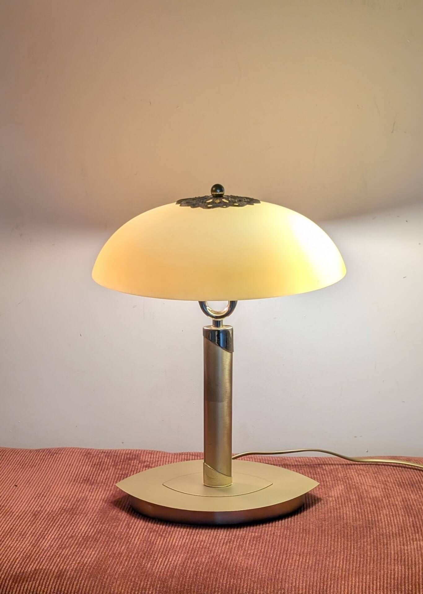 Lampe à poser vintage revisitée – Métal doré & Abat-jour opaline