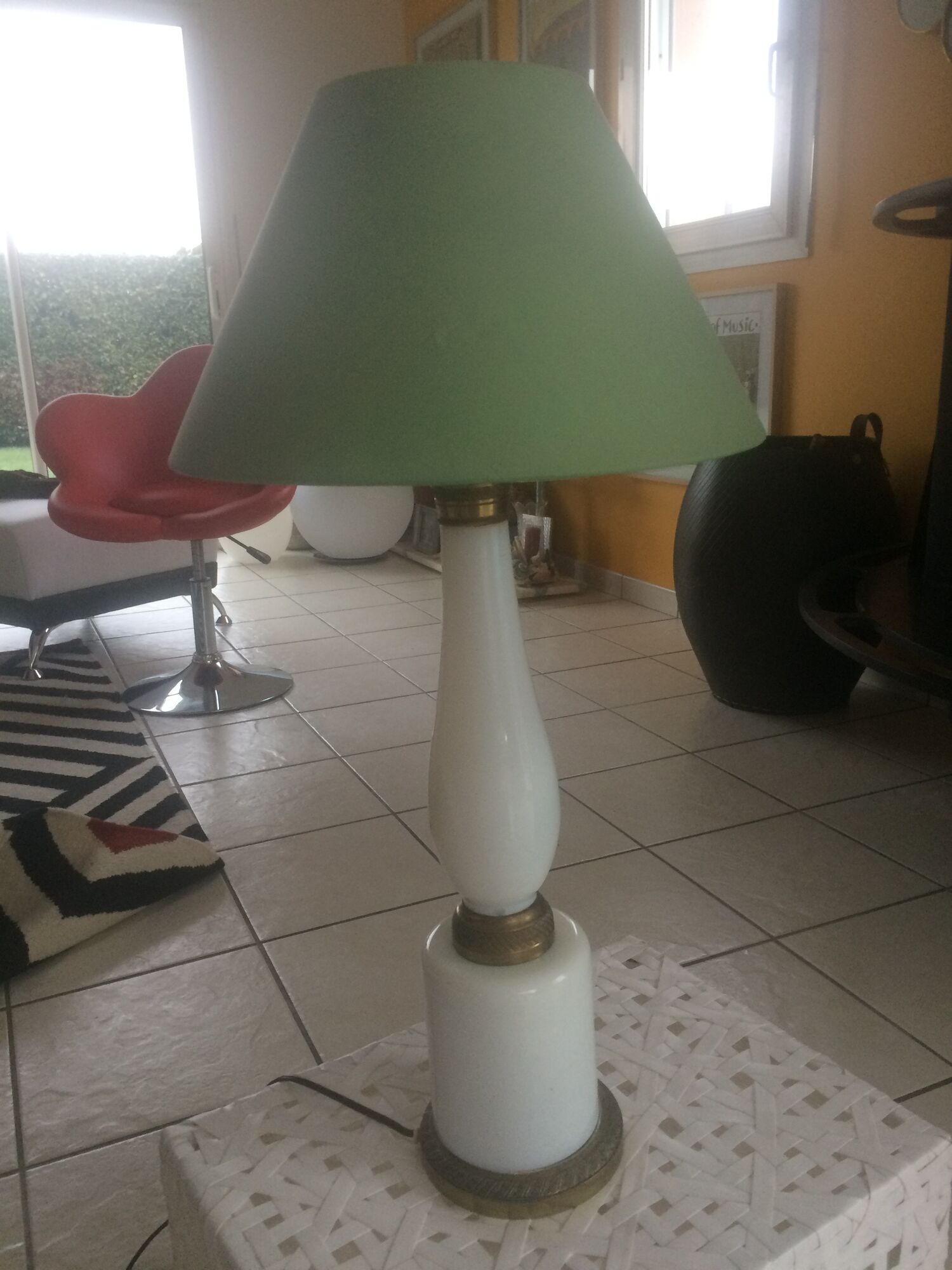 Bronze lamp from the end of the 19th in white opaline and strappings