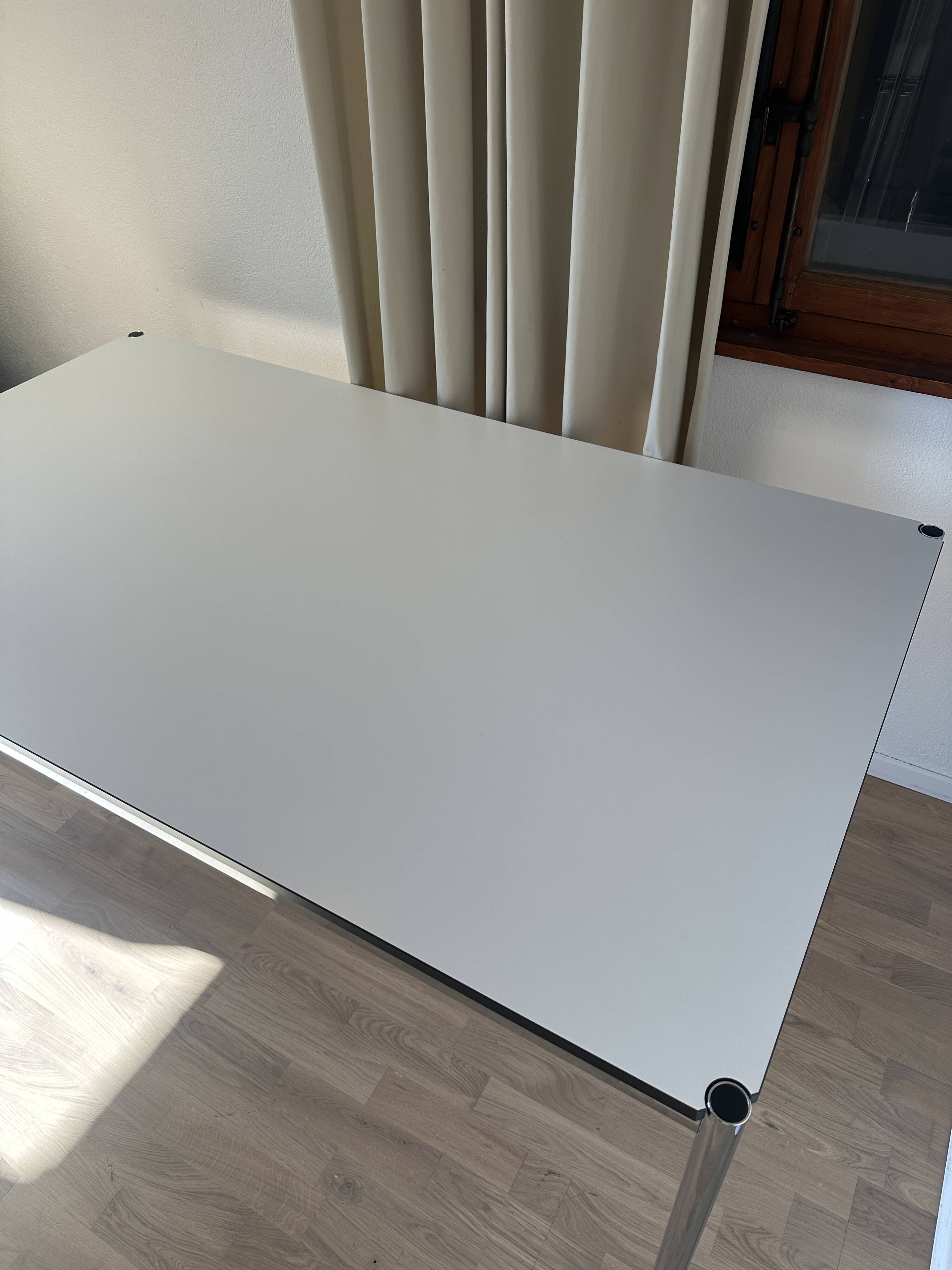 Bureau USM Haller en stratifié gris perle