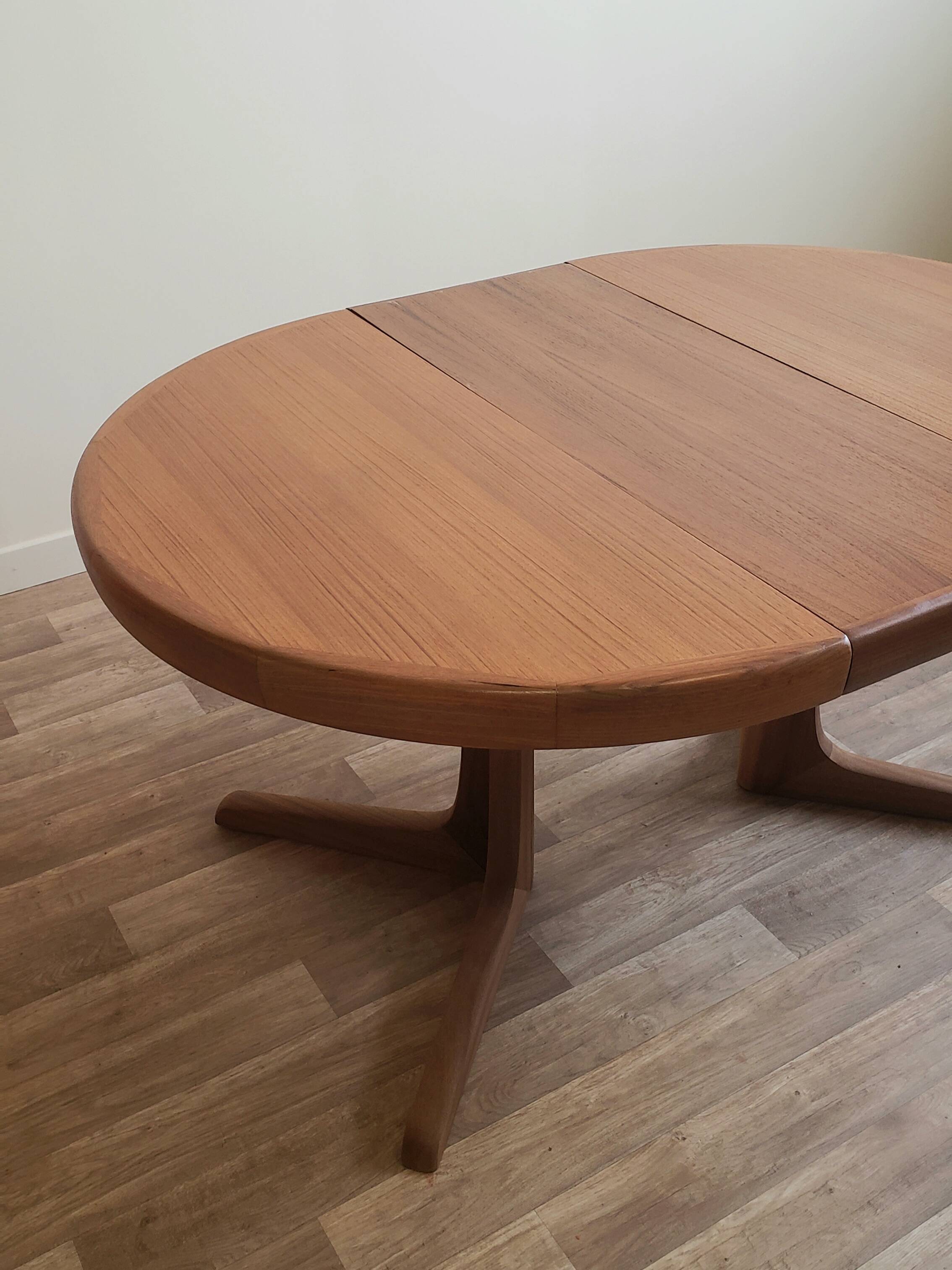 Baumann extendable round table