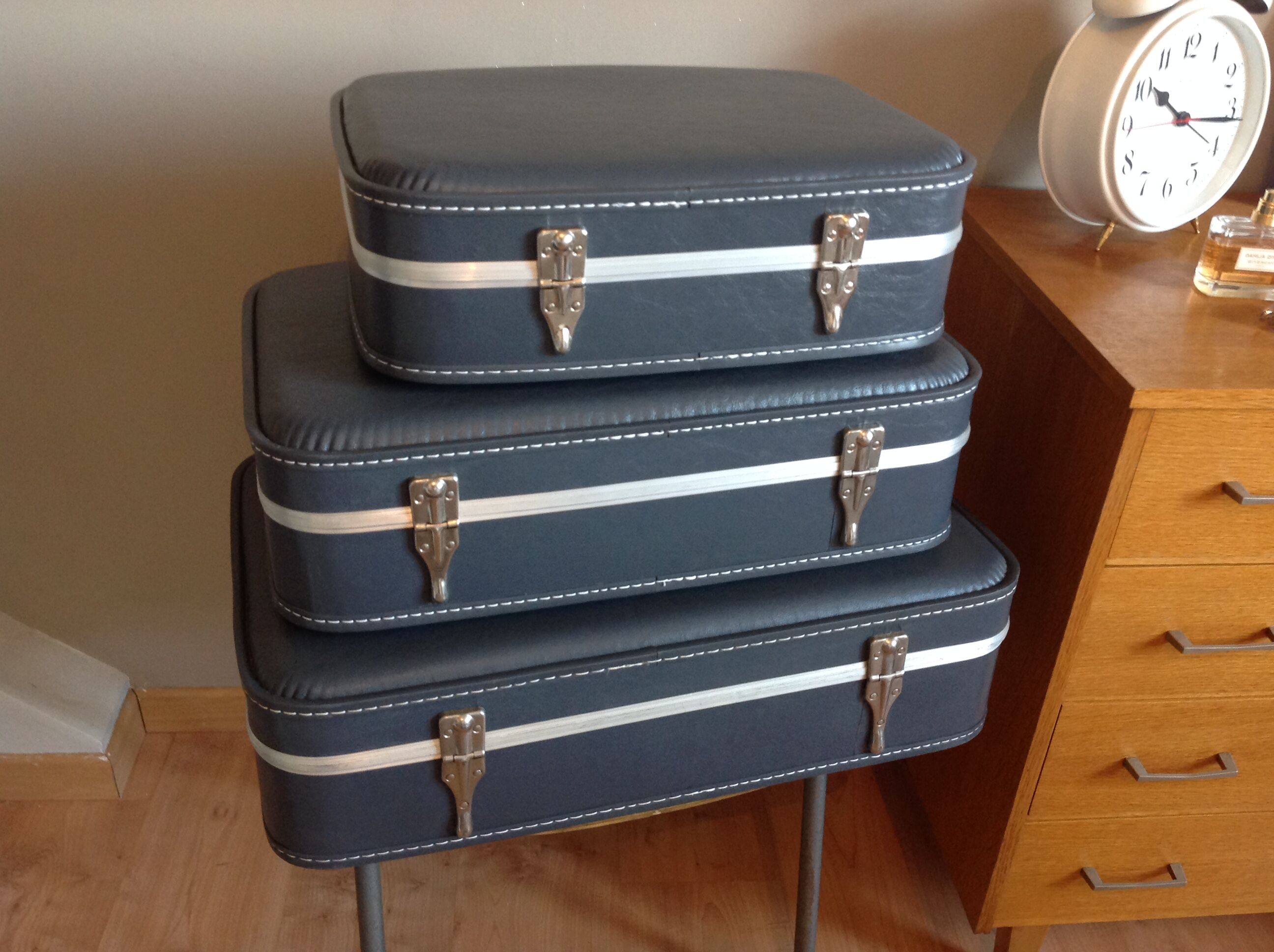Set of three grey air hostess suitcases / vintage 60s-70s