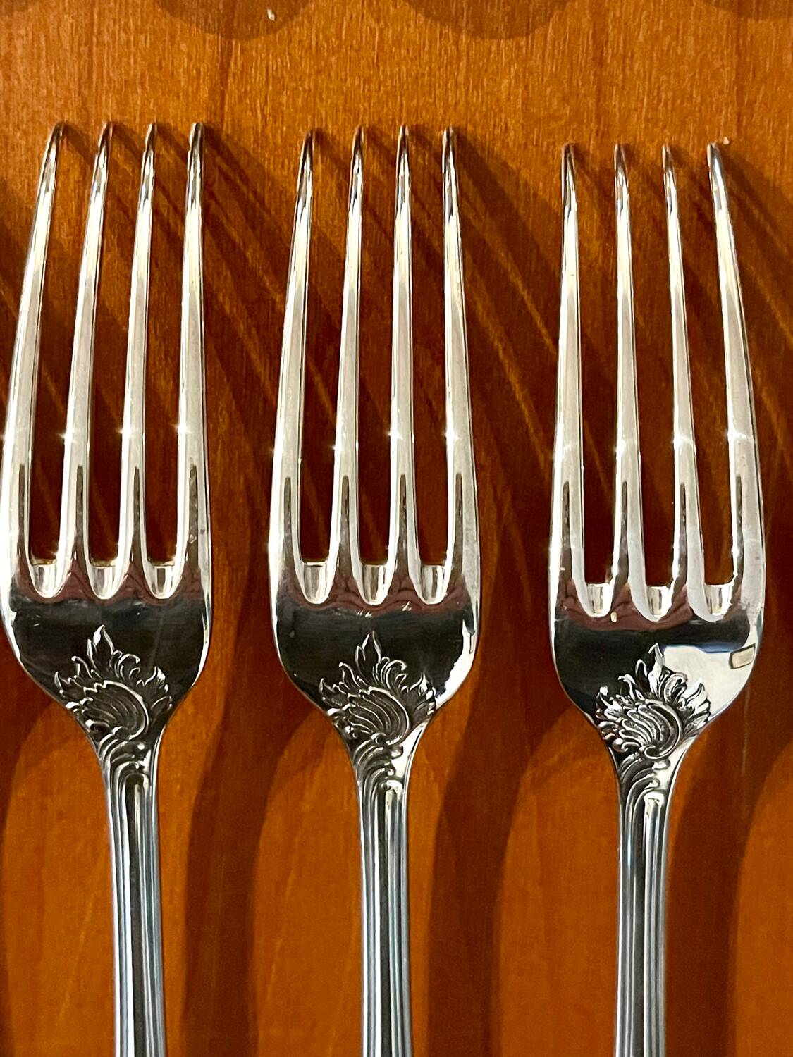 Christofle France, 12 dessert knives and 12 dessert forks in new condition.