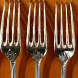 Christofle France, 12 dessert knives and 12 dessert forks in new condition.