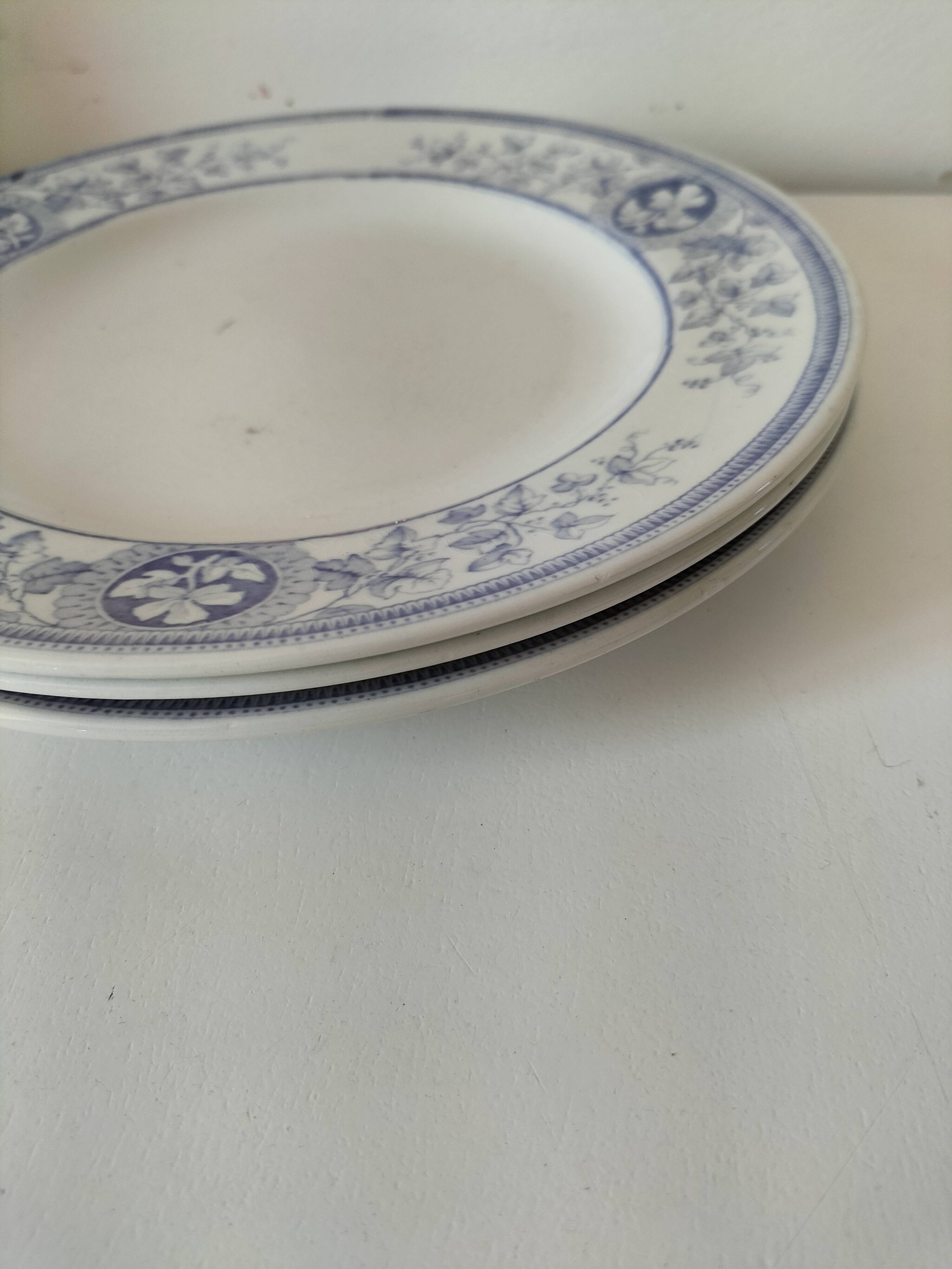 Trio d’assiettes anglaises en faïence fine bleue et blanche, début 20ème