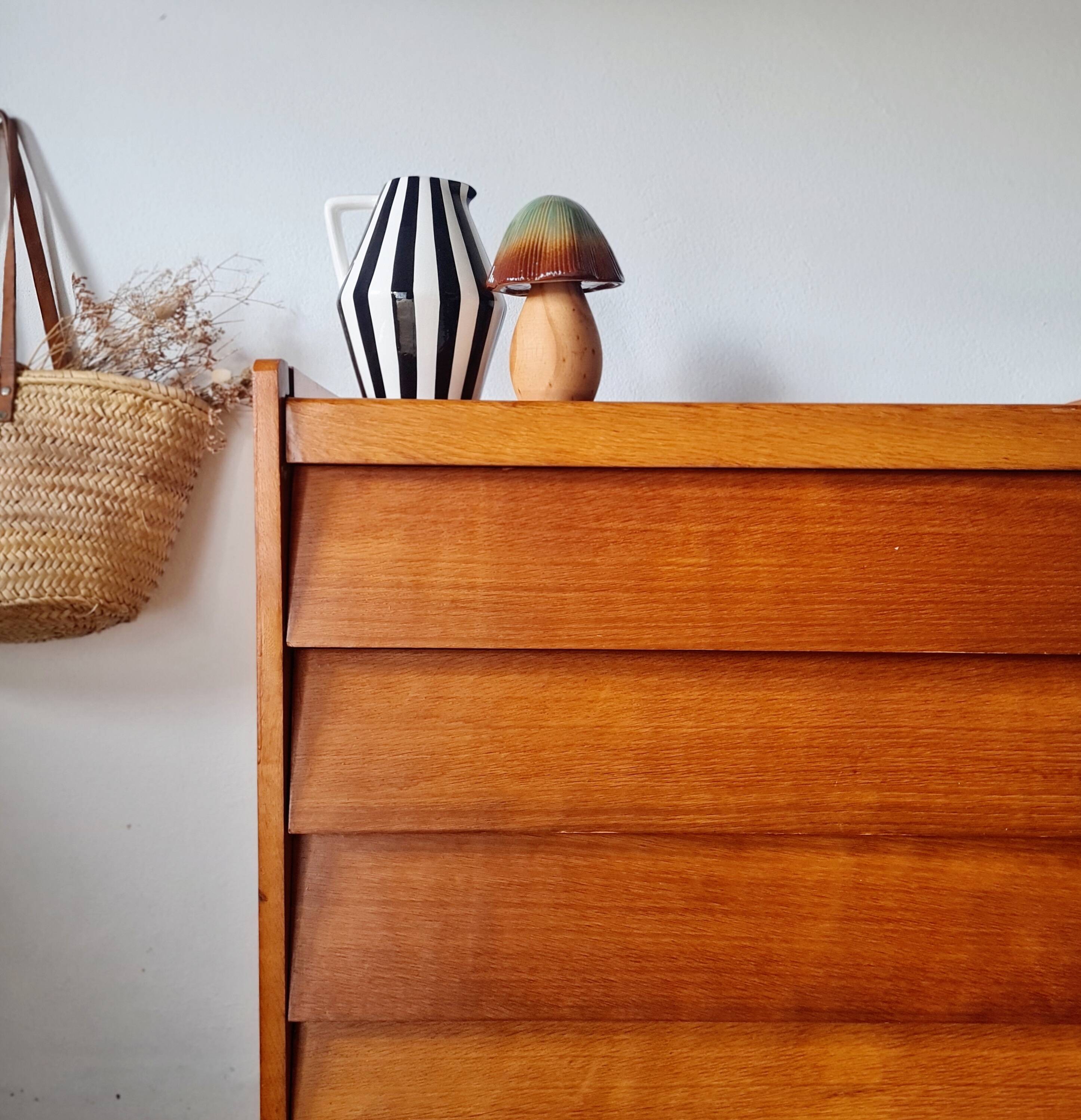 Commode vintage Mid-Century en chêne clair et tiroirs biseautés (1960)