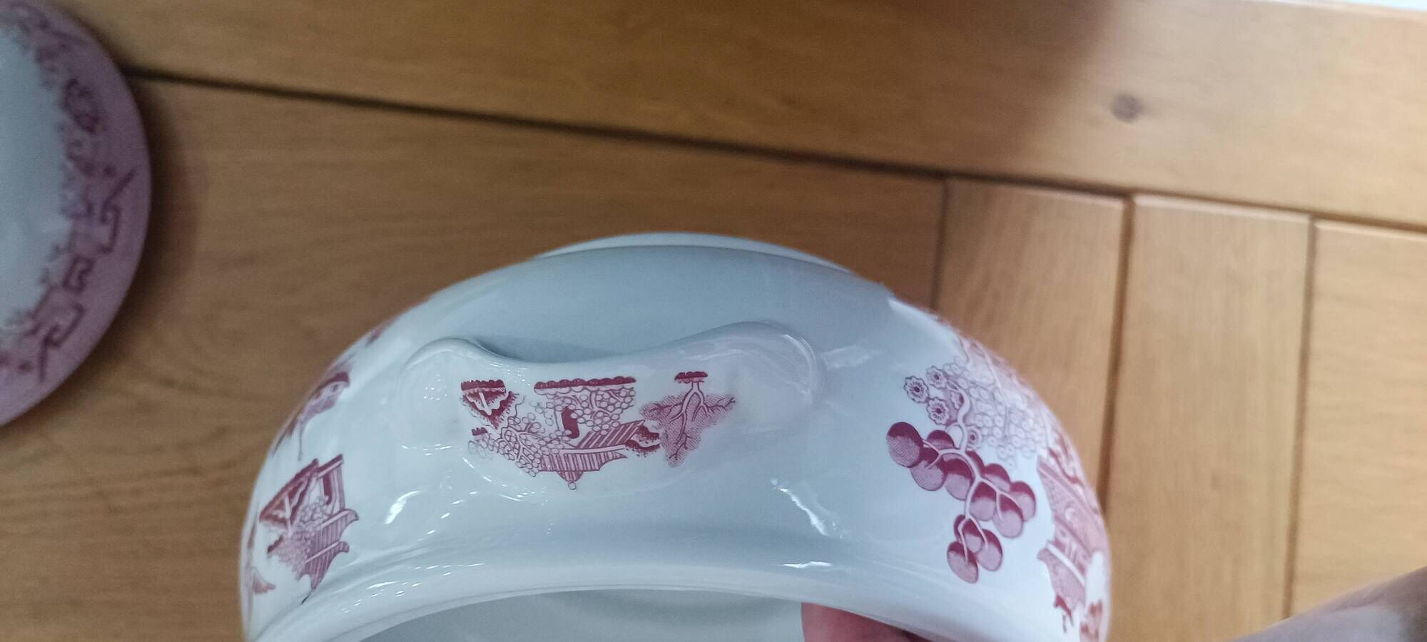 Vintage soup tureen in English earthenware Churchill Rosa pink Willow pattern.