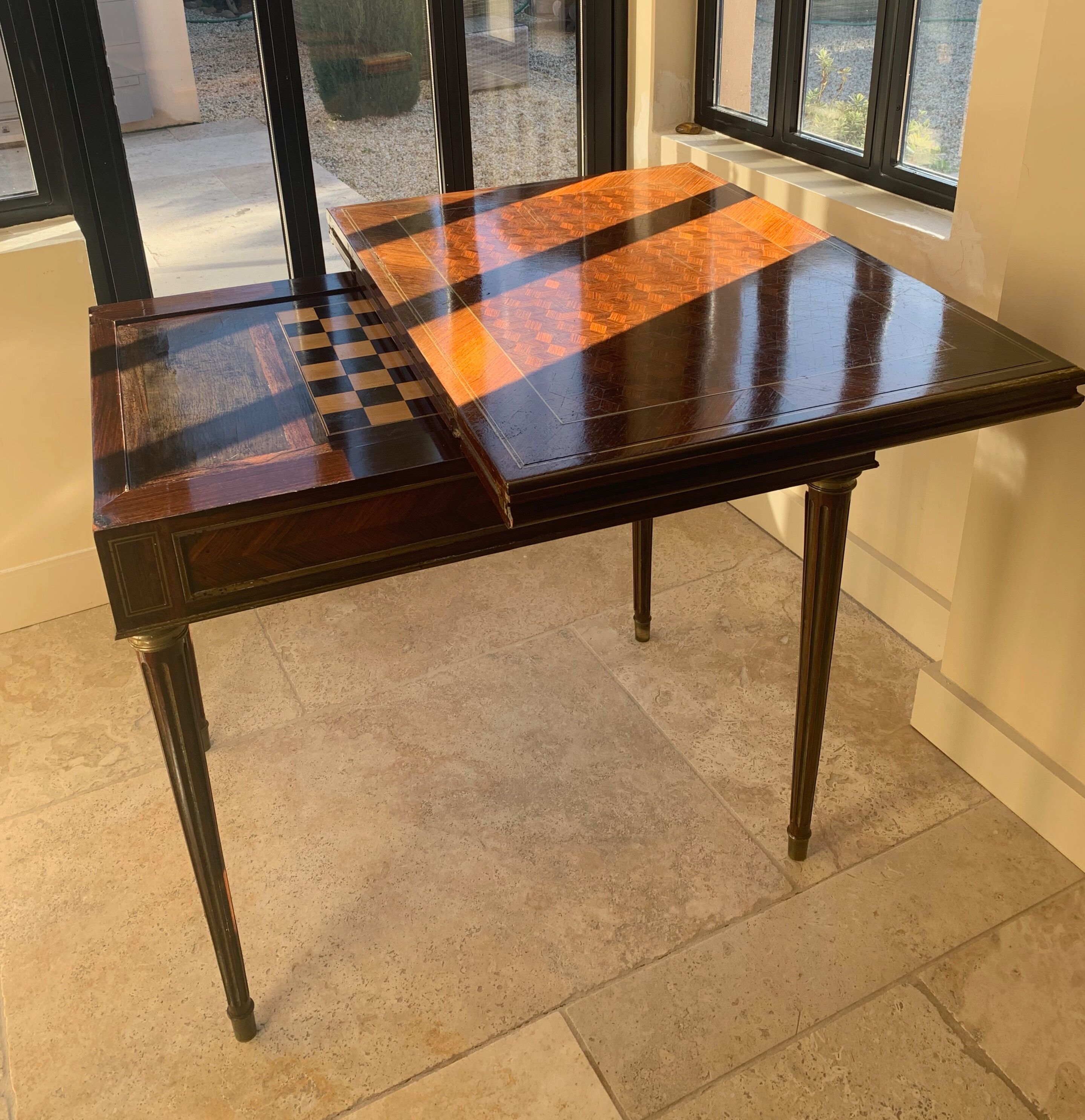 GAMES TABLE Louis XVI late nineteenth, in inlaid checkered rosewood and backgammon