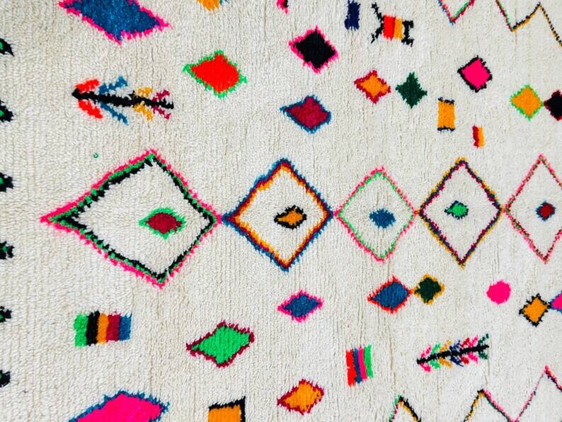 Decorated white wool rug 200cm x 300cm