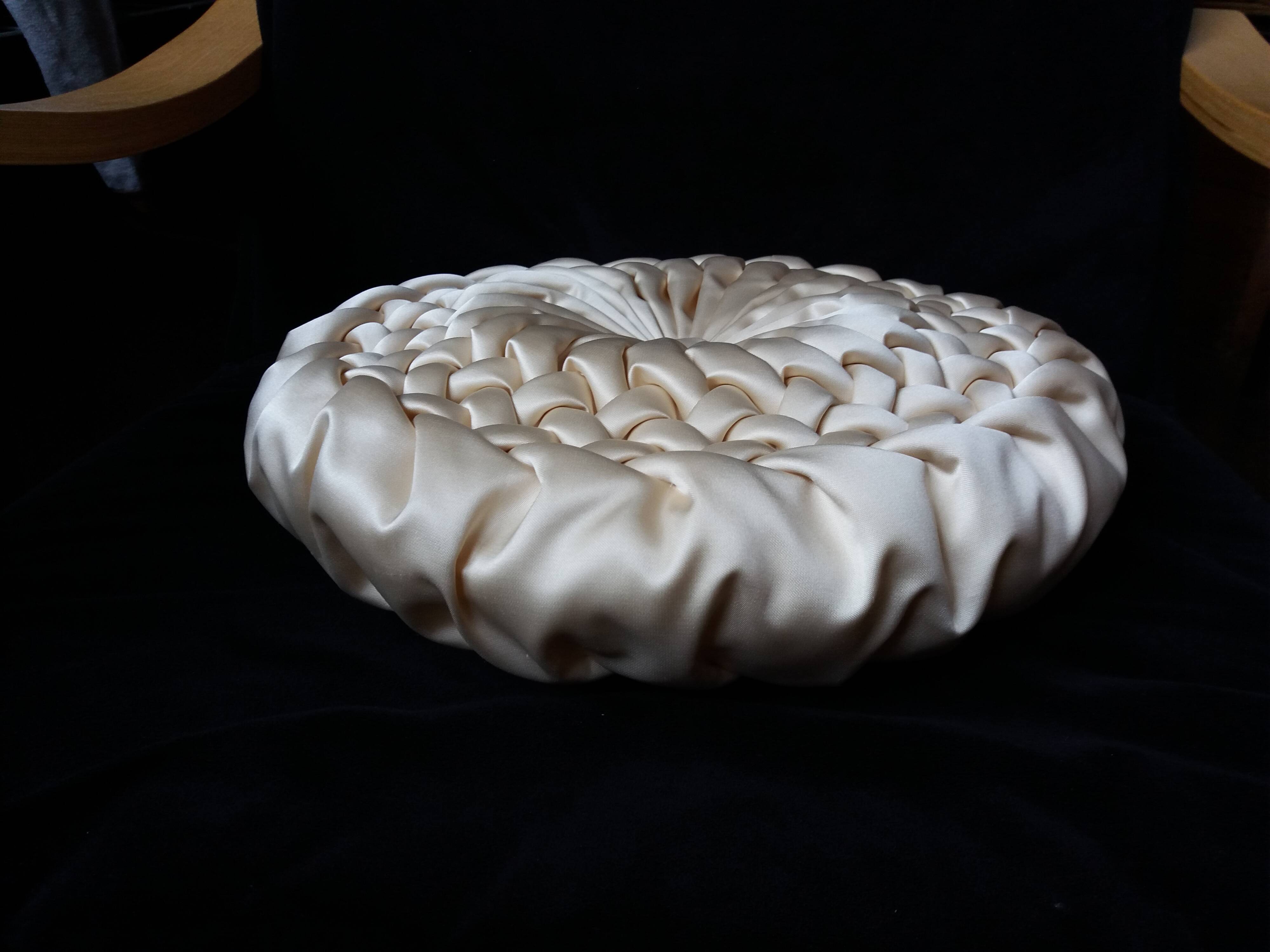 Coussin rond tissu satiné plissé diametre 39 cm