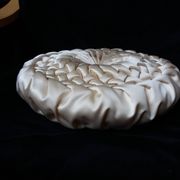 Coussin rond tissu satiné plissé diametre 39 cm