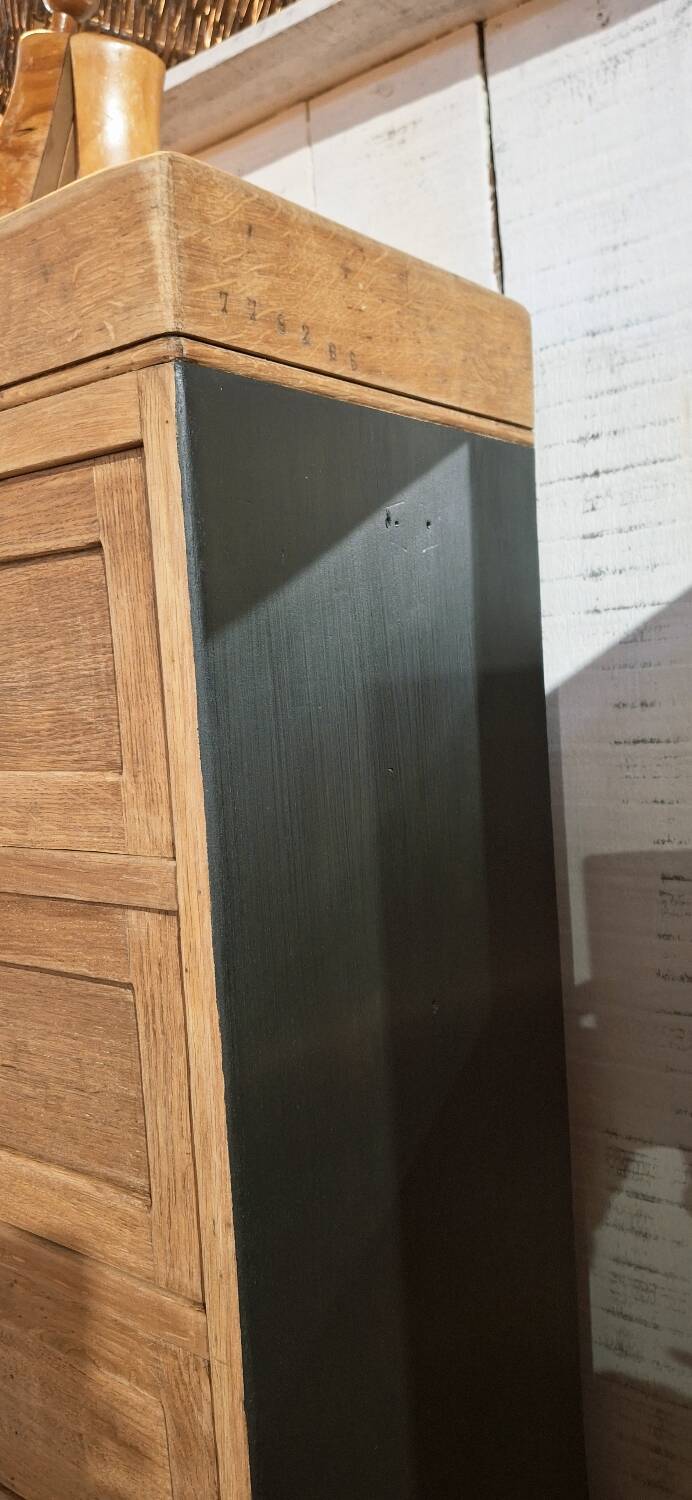 Trade cabinet with flaps