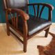 Fauteuil bois et cuir style colonial