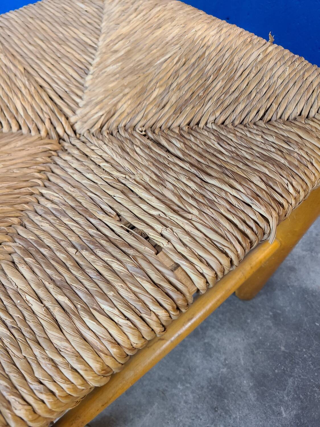 Chaise paillée bois clair vintage style Perriand