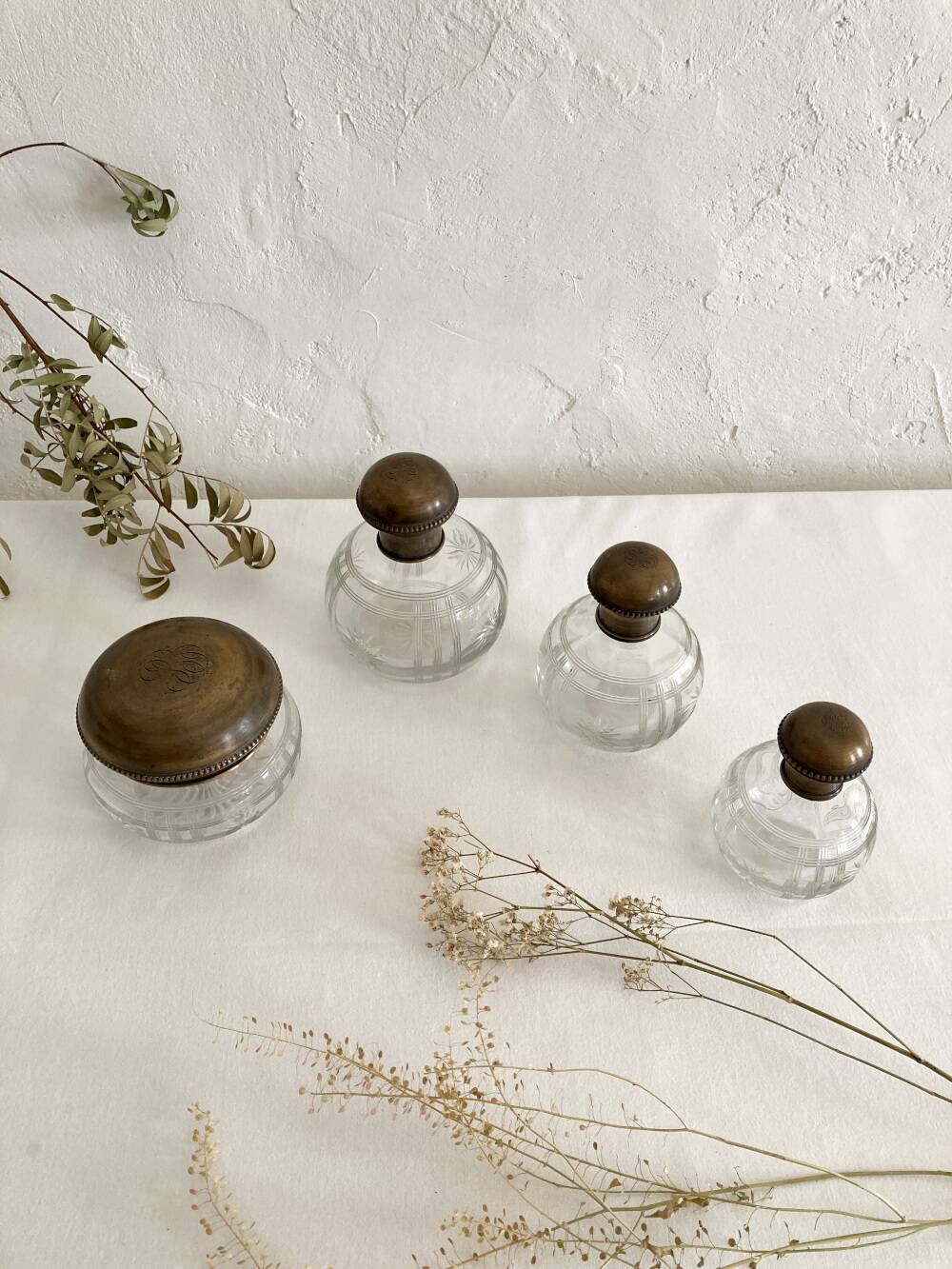 Set / Toiletries / Chiseled crystal bottles, 1920s