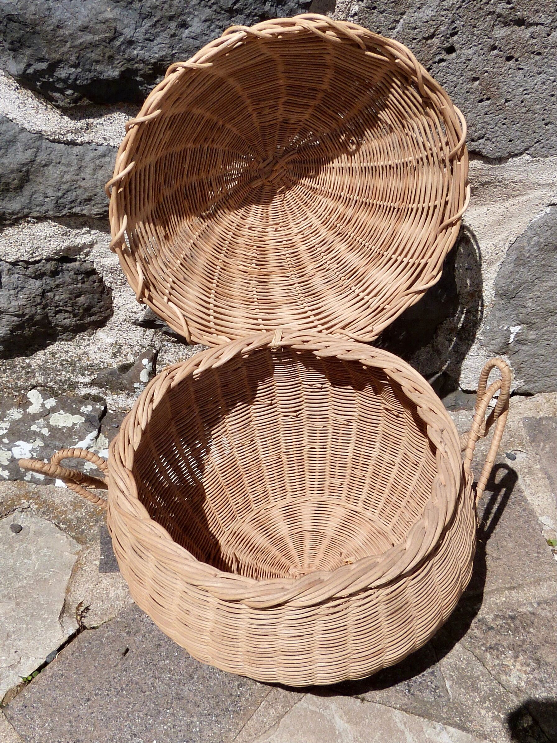 Round wicker basket with lid