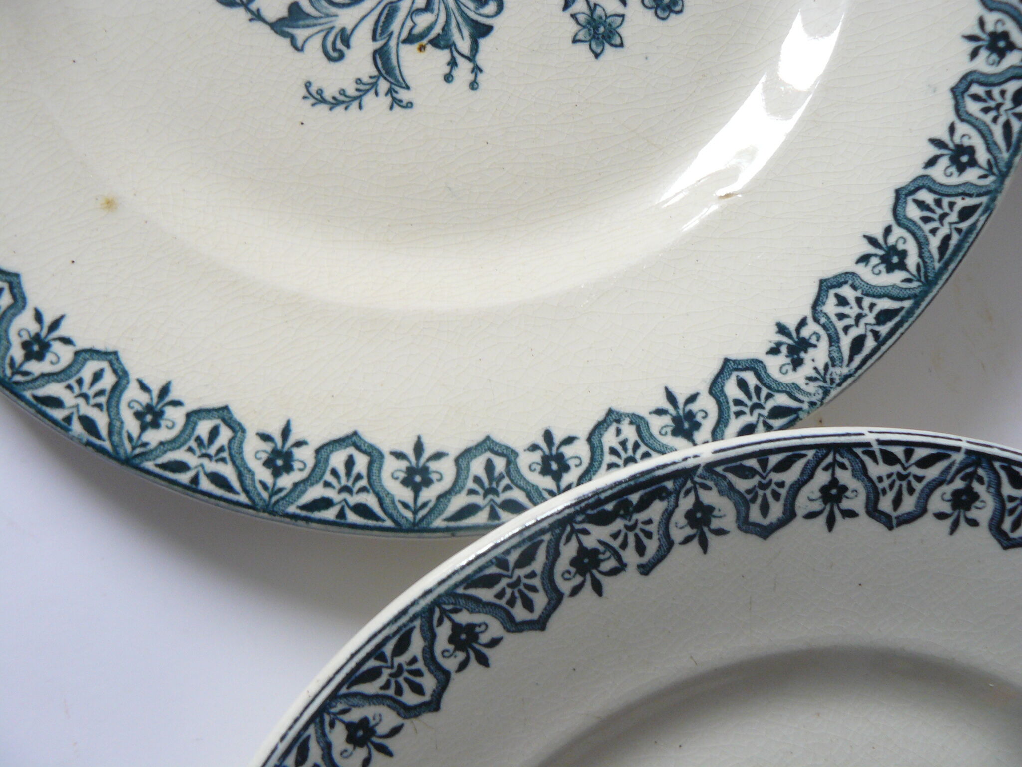 Lot de 4 assiettes plates terre de fer  modèle Alhambra  bon état