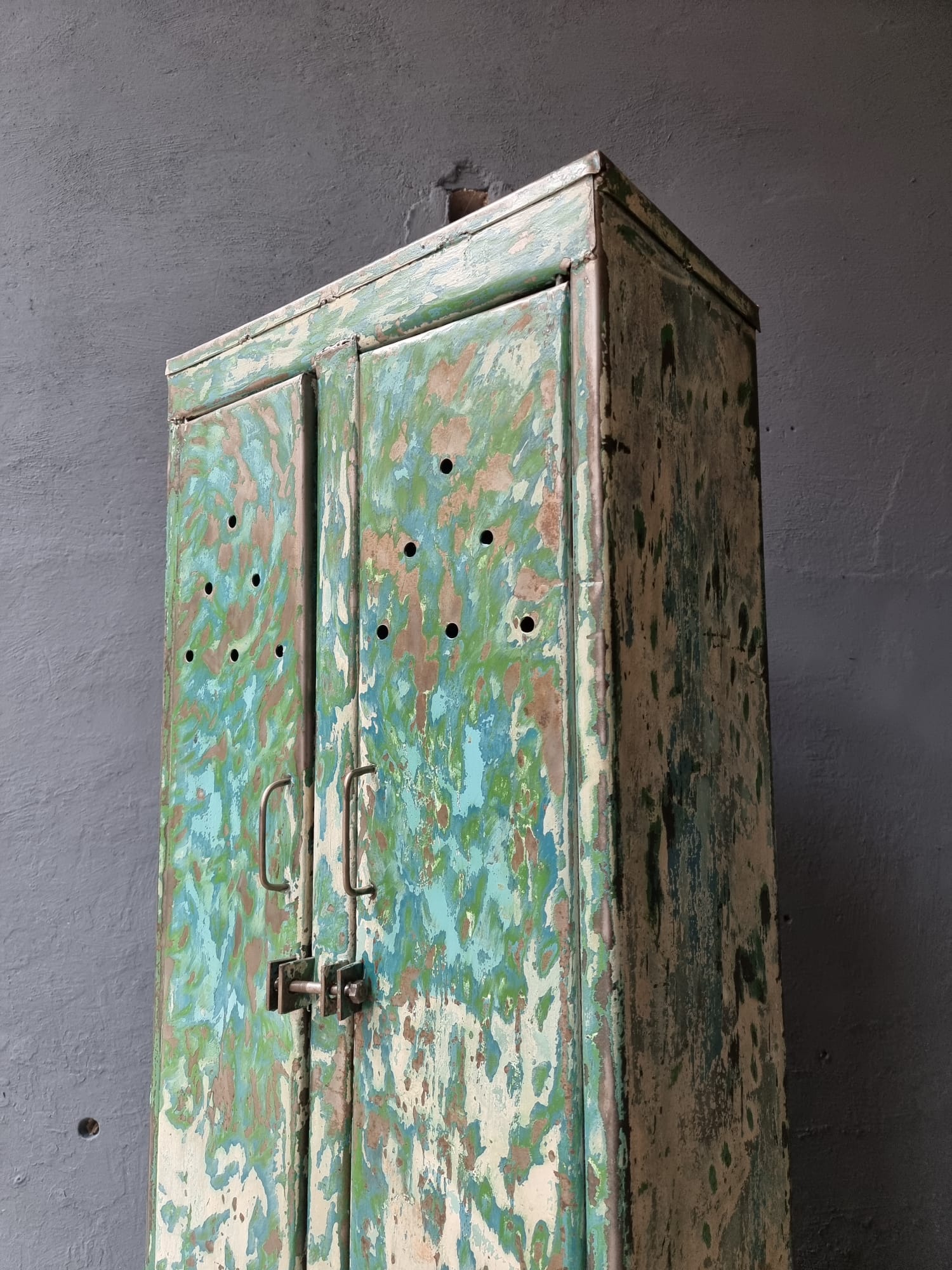 Armoire industrielle casier