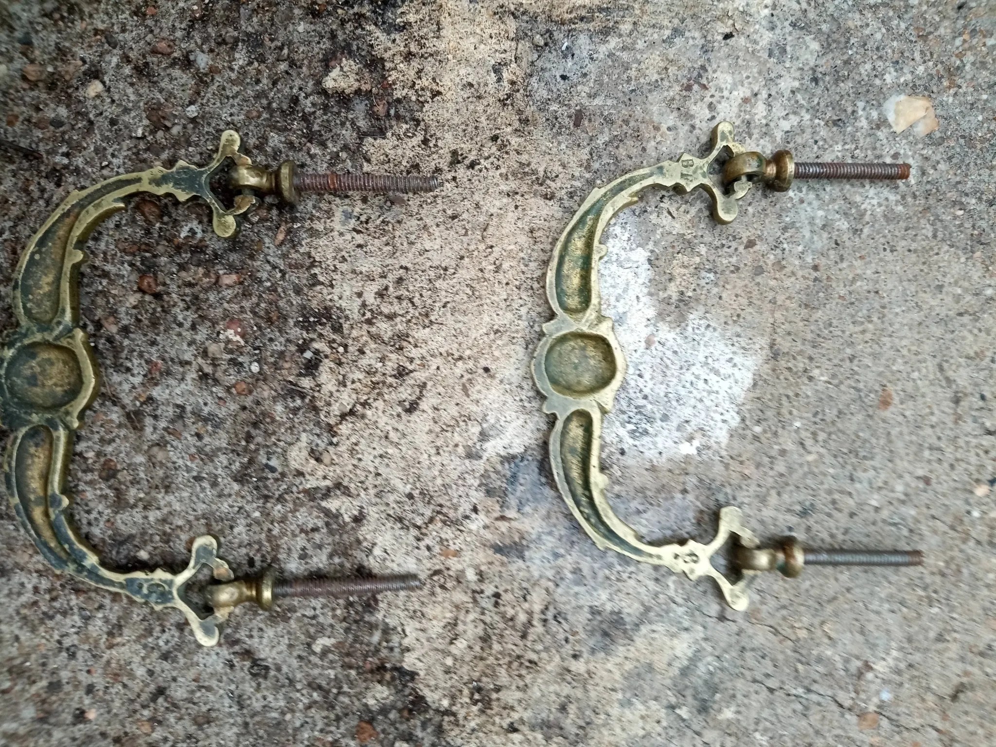 Paire de poignées de meuble en bronze mascaron XIXe siècle