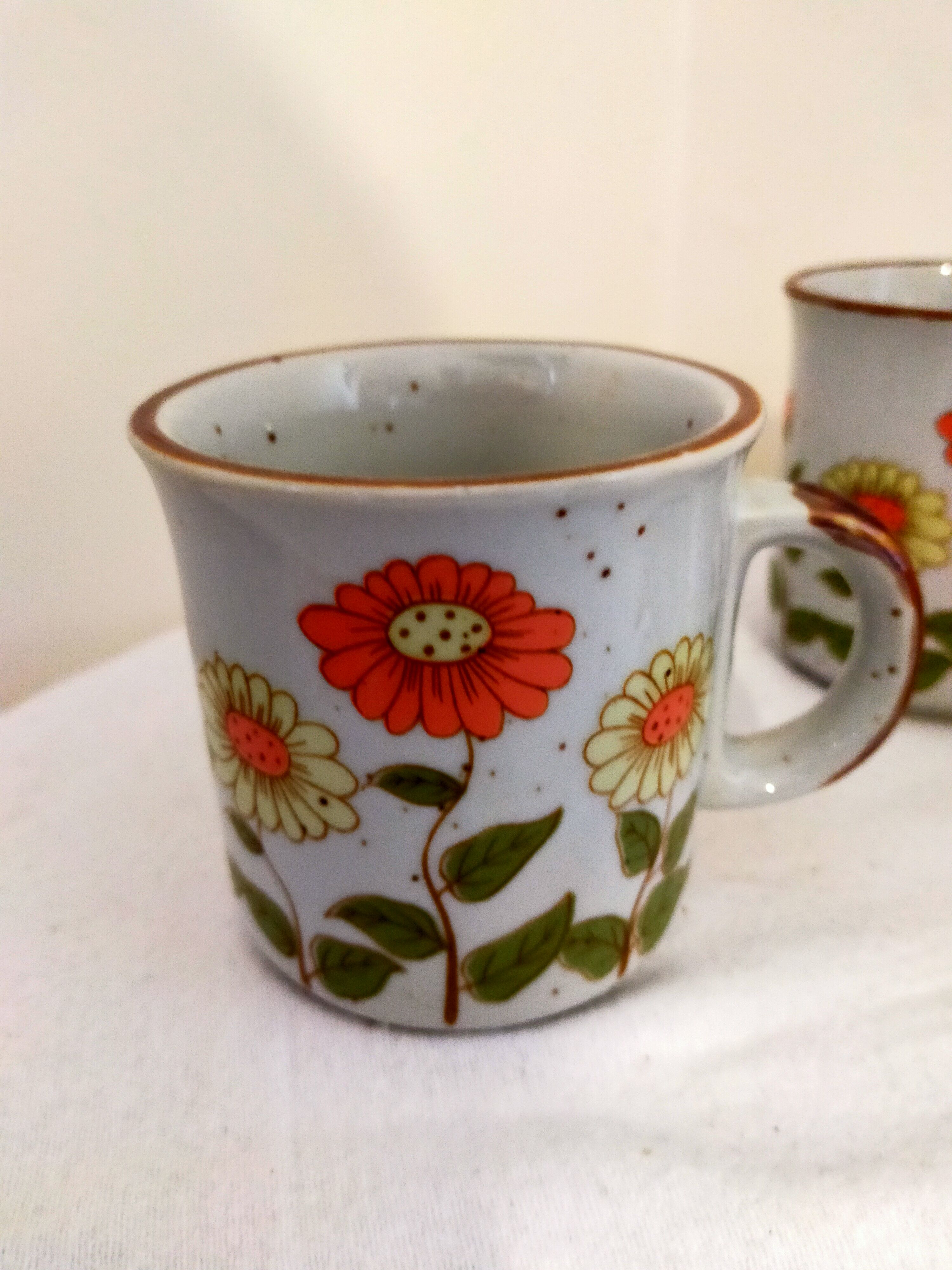 Set three flowered sandstone mugs