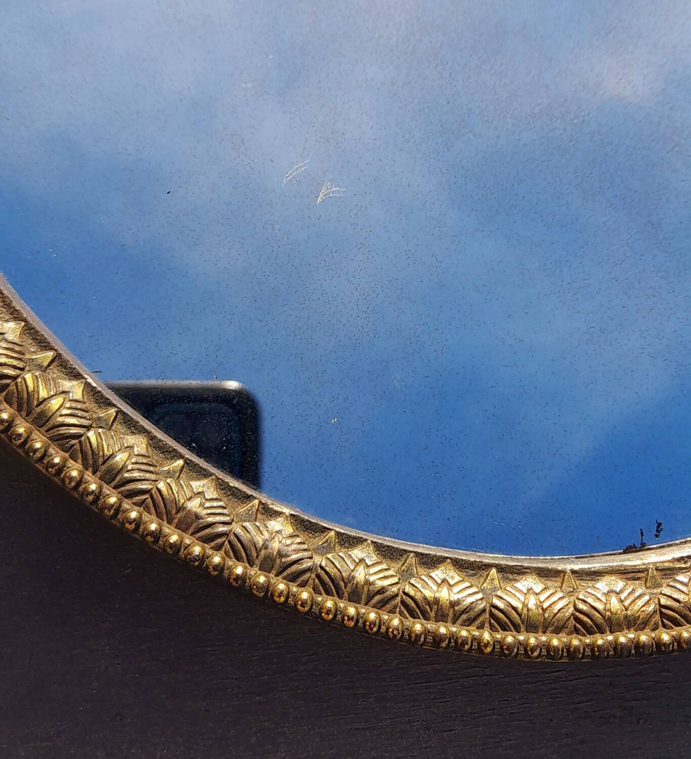 Oval mirror in gold metal
