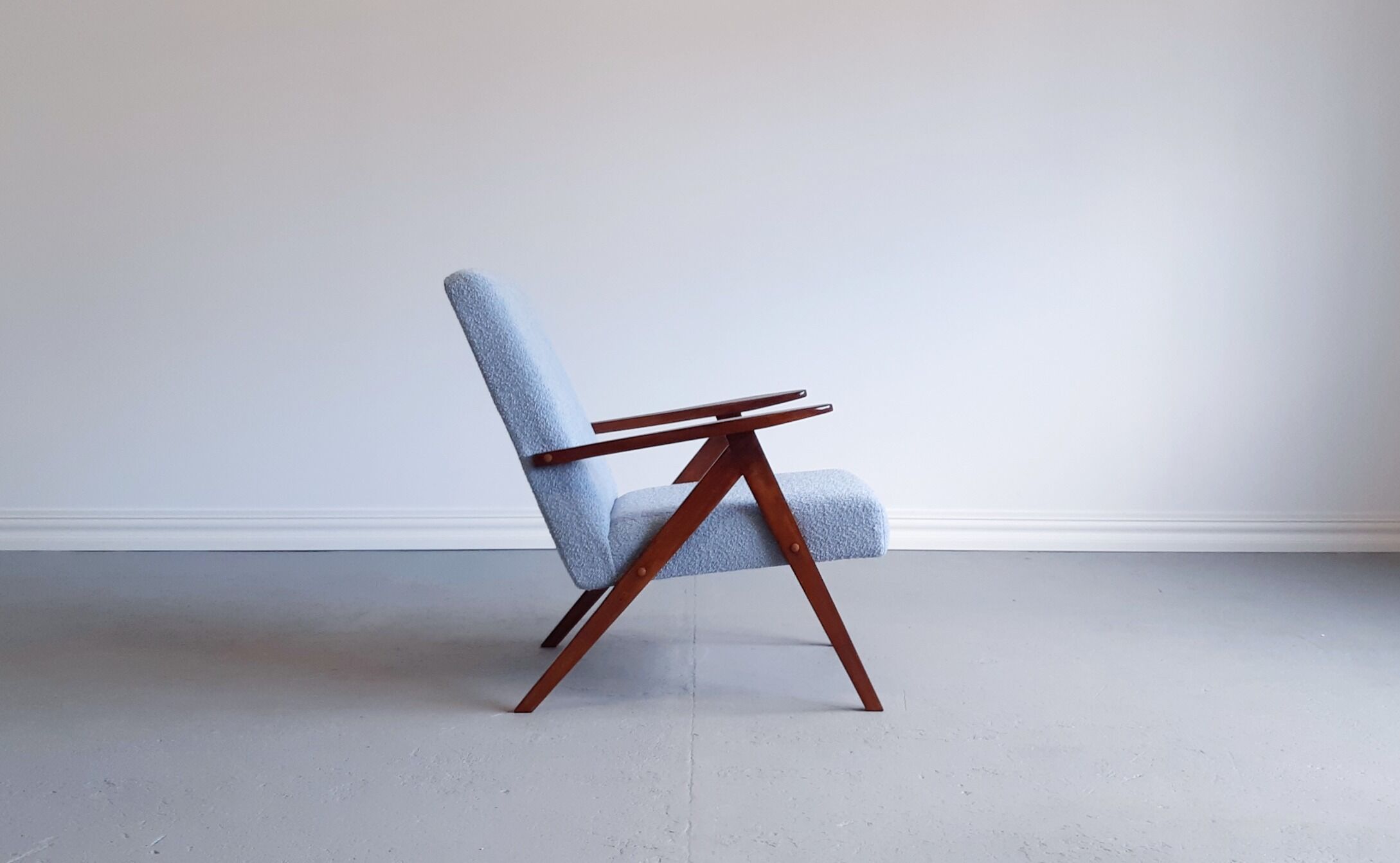Mid century easy chair model b 310 var en boucle bleu clair